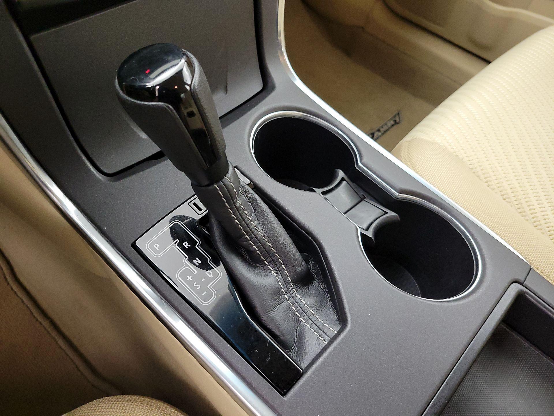 Thumbnail: 2016 Toyota Camry - 17