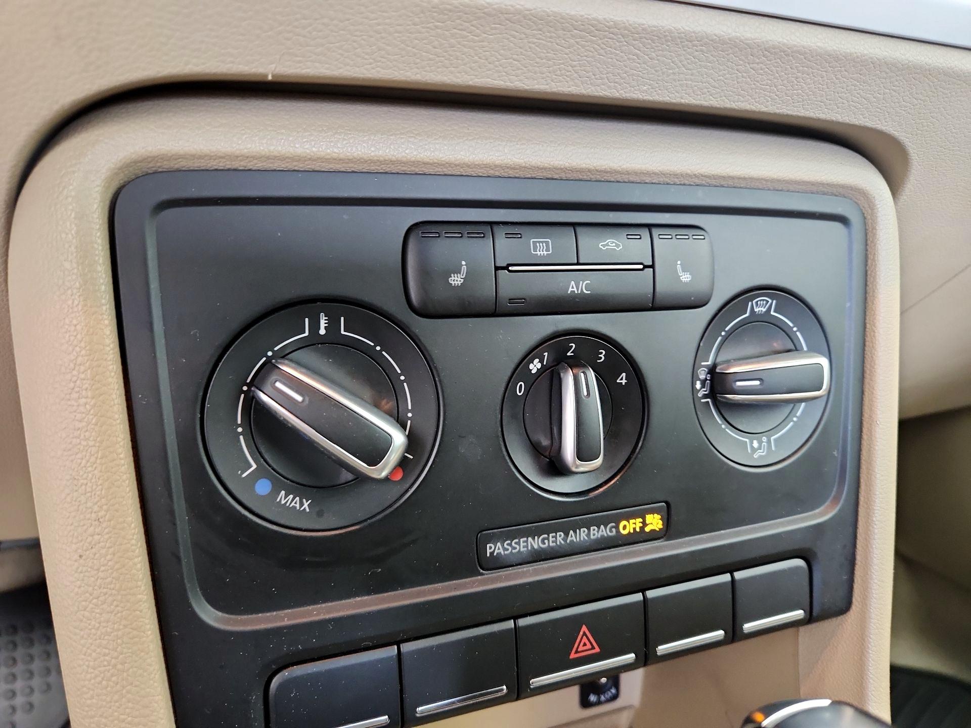 Thumbnail: 2014 Volkswagen Beetle - 15