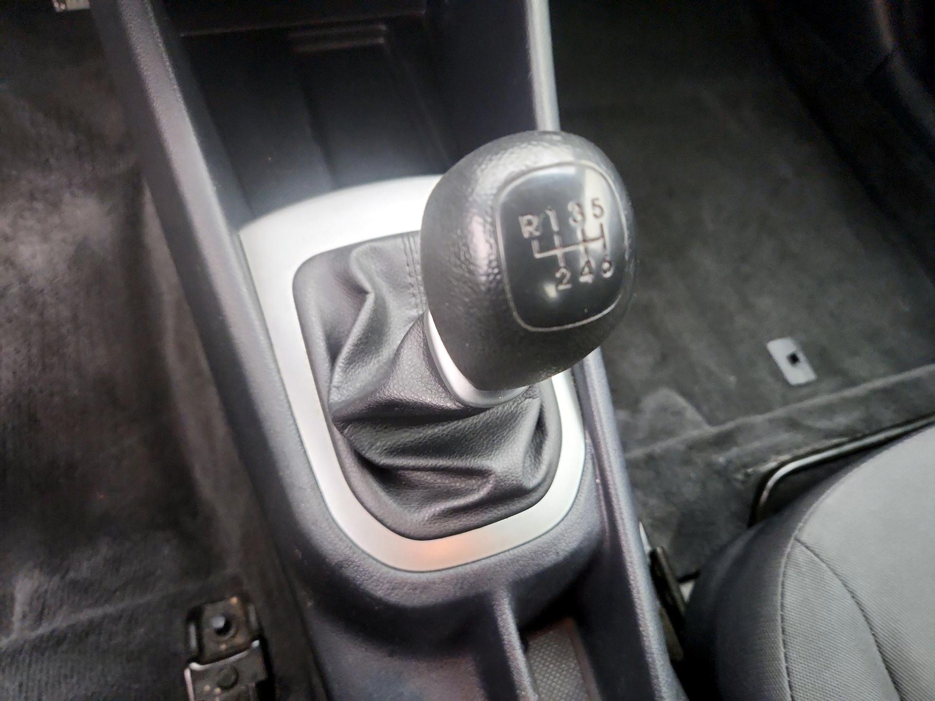 Thumbnail: 2015 Kia Rio - 16