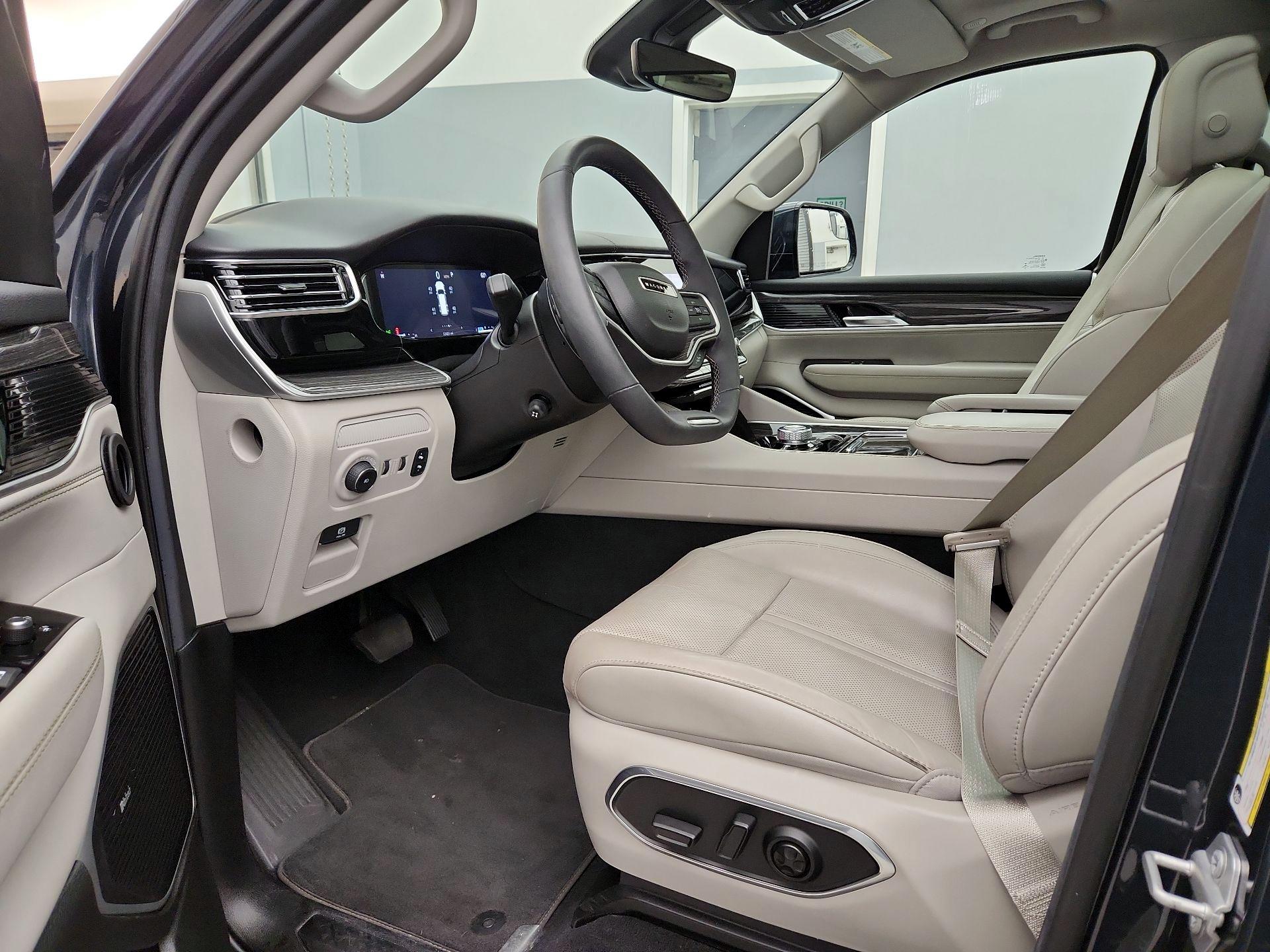 Thumbnail: 2022 Jeep Wagoneer - 11