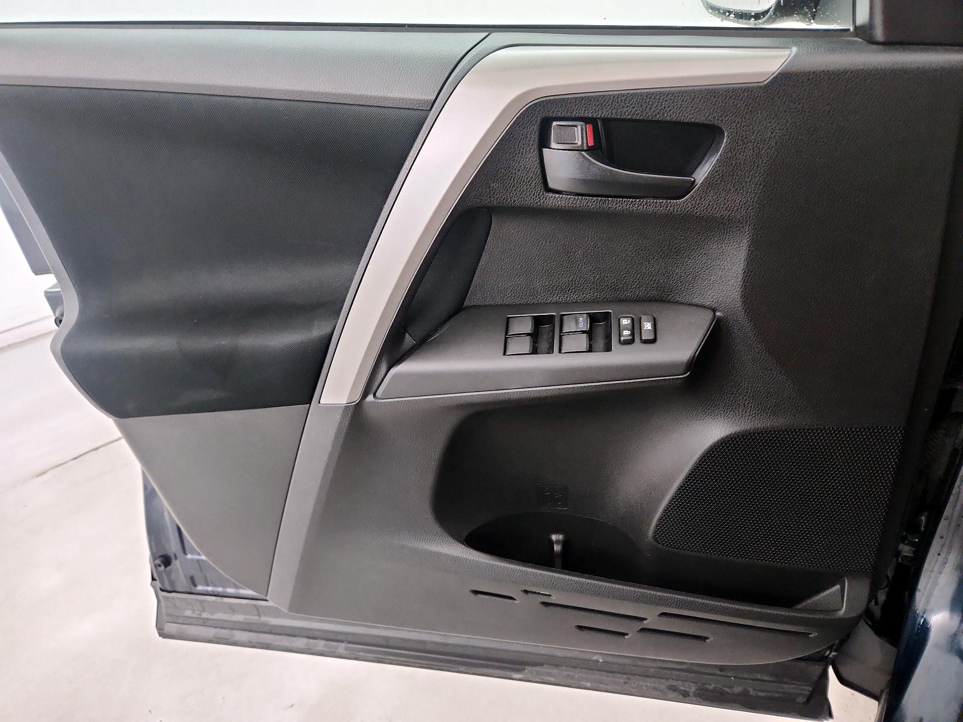 Thumbnail: 2018 Toyota RAV4 - 12