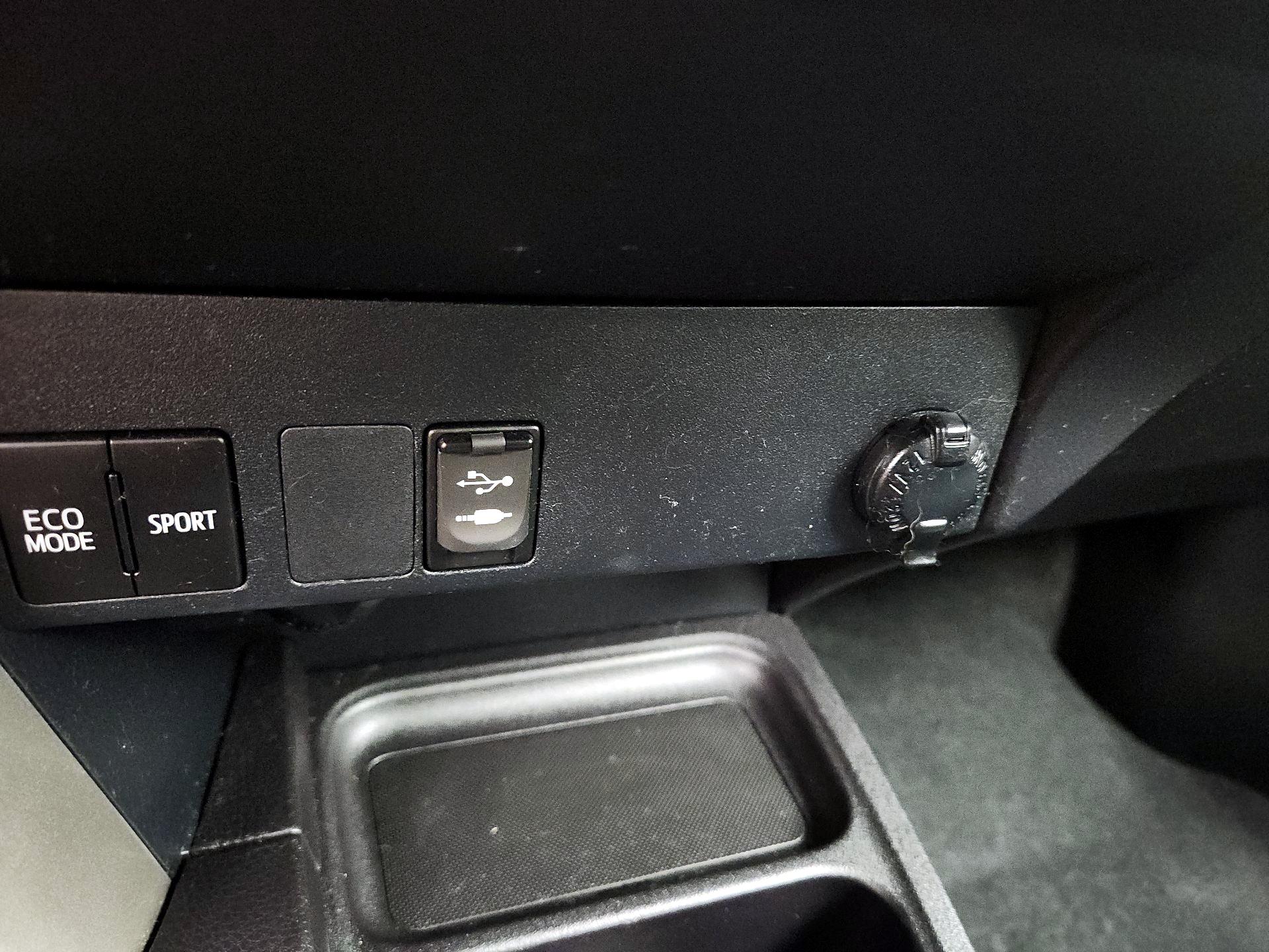 Thumbnail: 2018 Toyota RAV4 - 18
