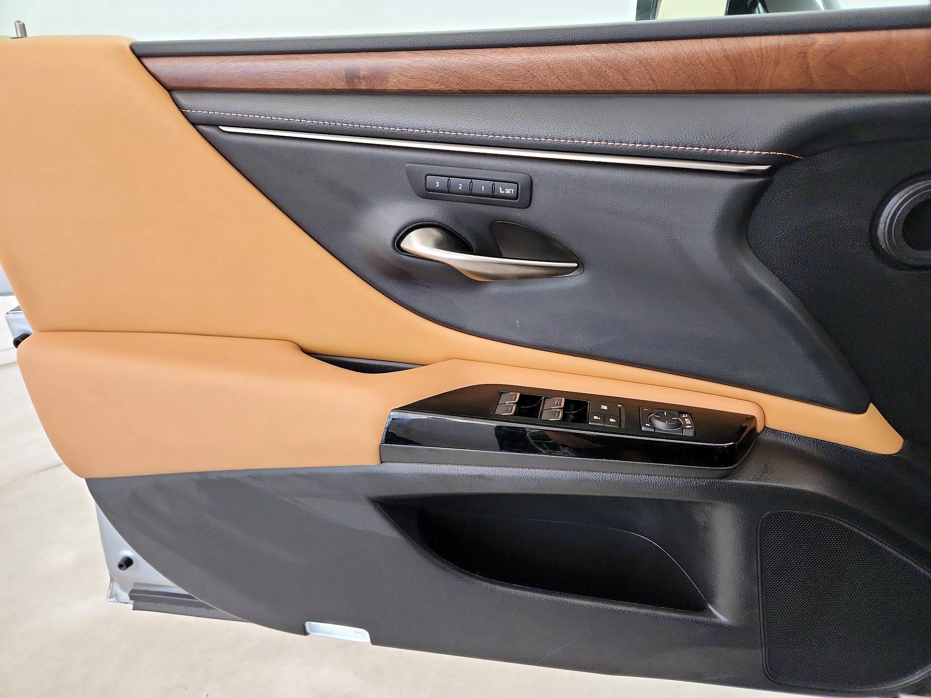 Thumbnail: 2022 Lexus ES - 12