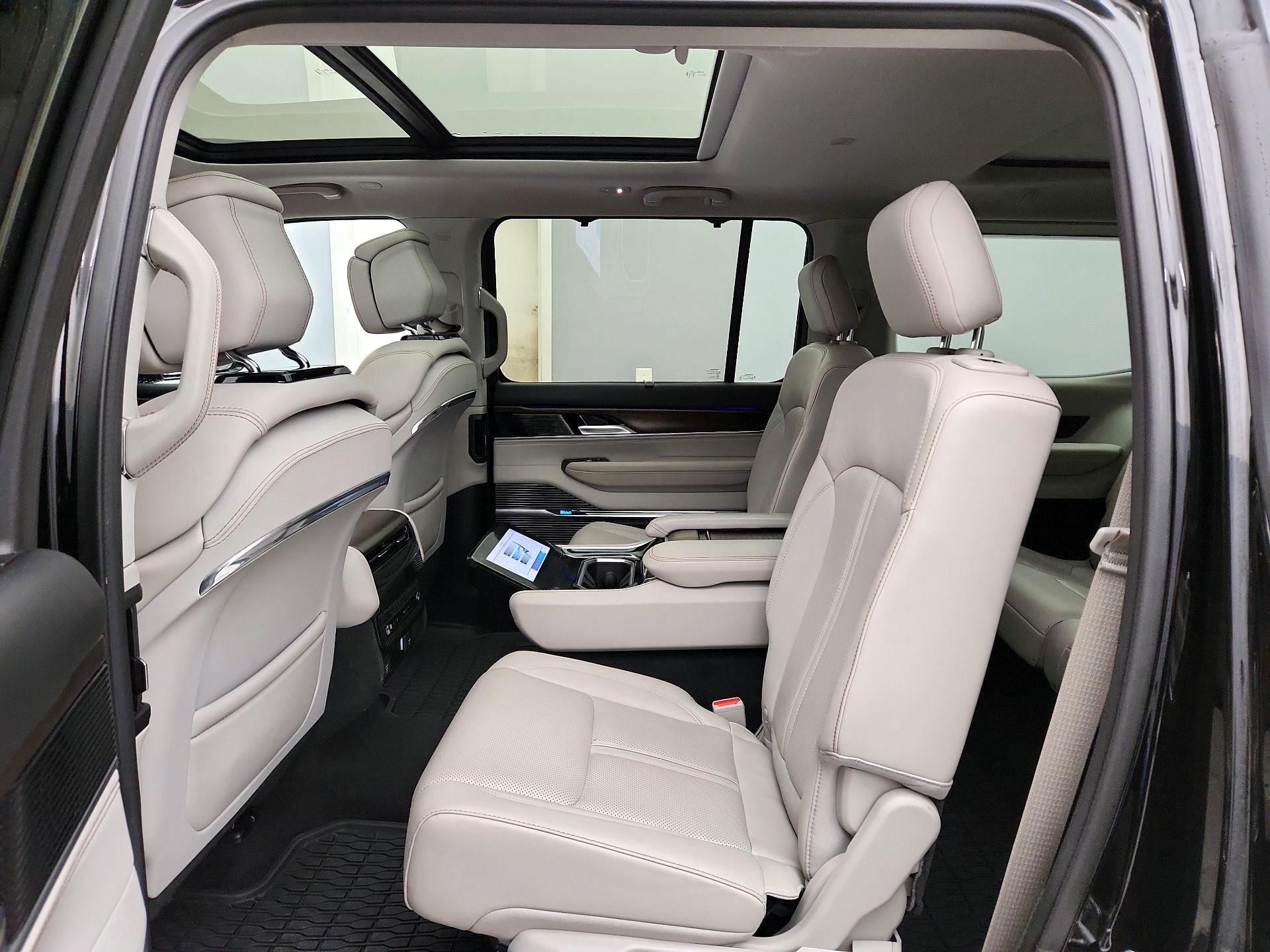 Thumbnail: 2022 Jeep Grand Wagoneer - 20