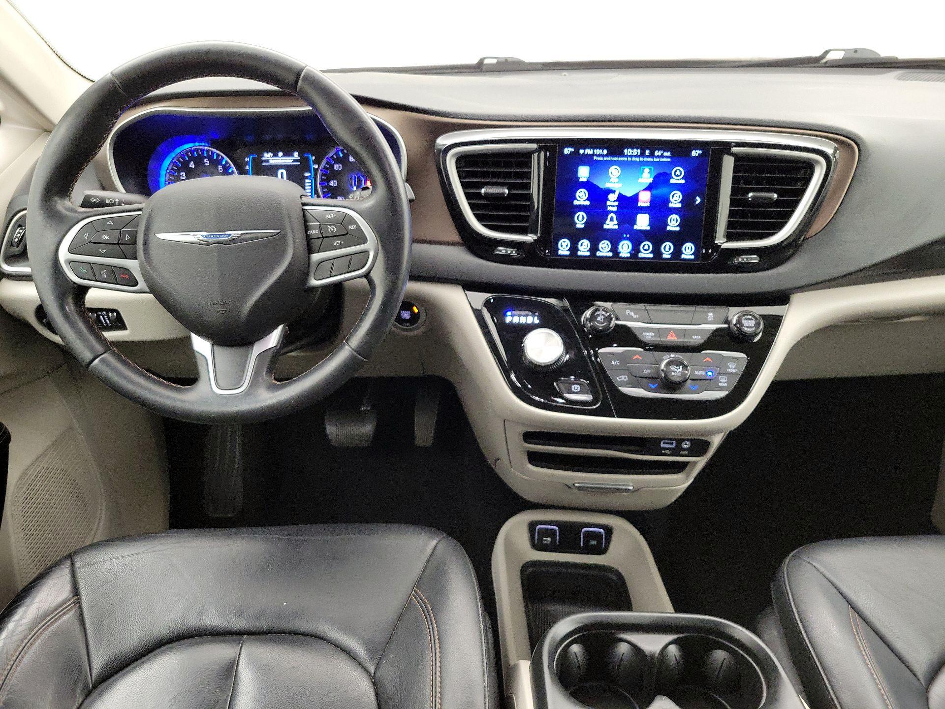 Thumbnail: 2017 Chrysler Pacifica - 9