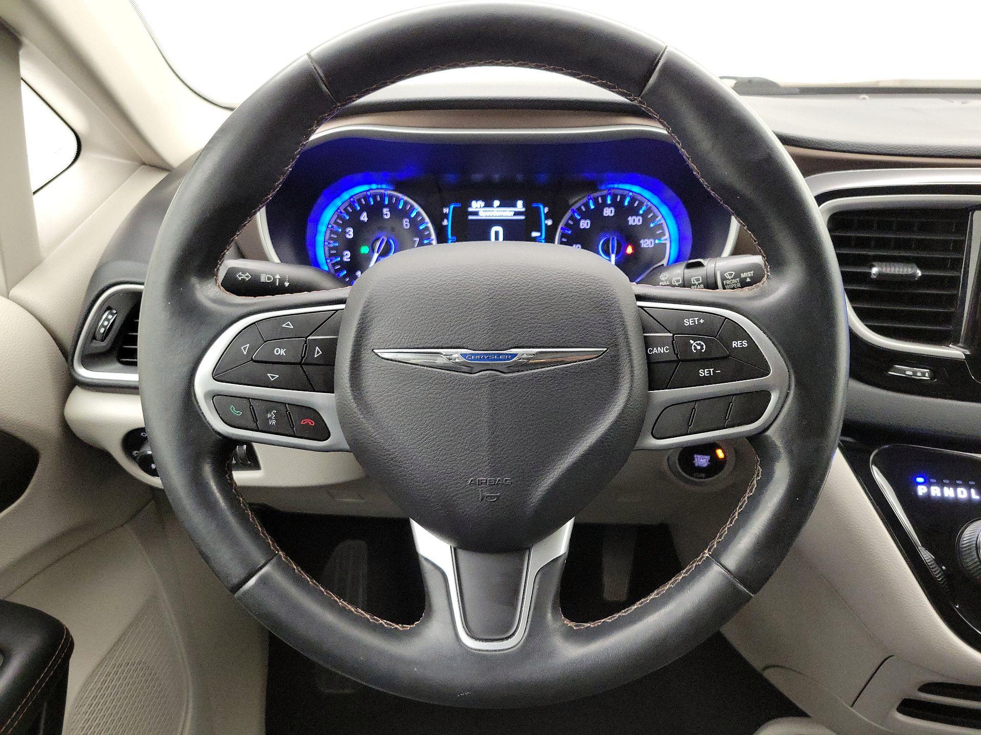 Thumbnail: 2017 Chrysler Pacifica - 10