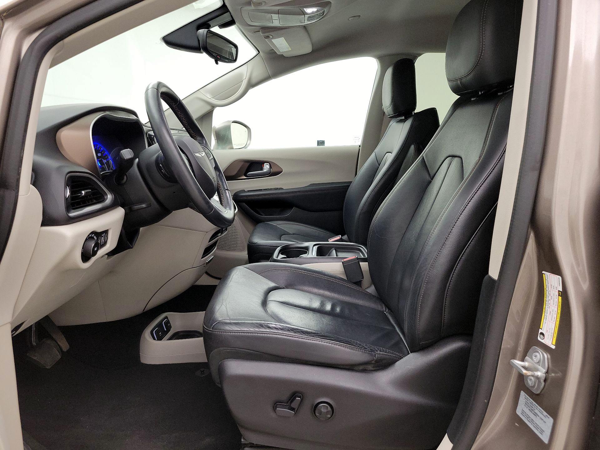 Thumbnail: 2017 Chrysler Pacifica - 11