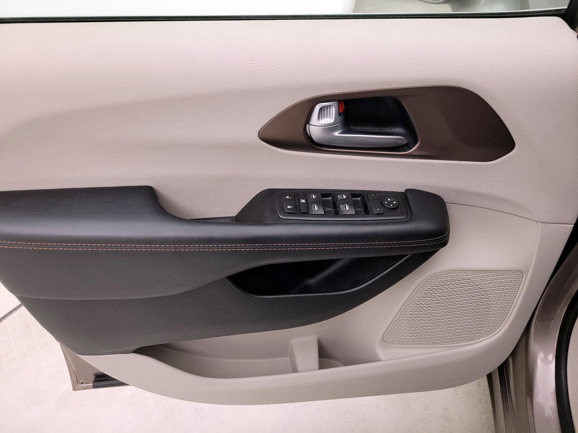 Thumbnail: 2017 Chrysler Pacifica - 12