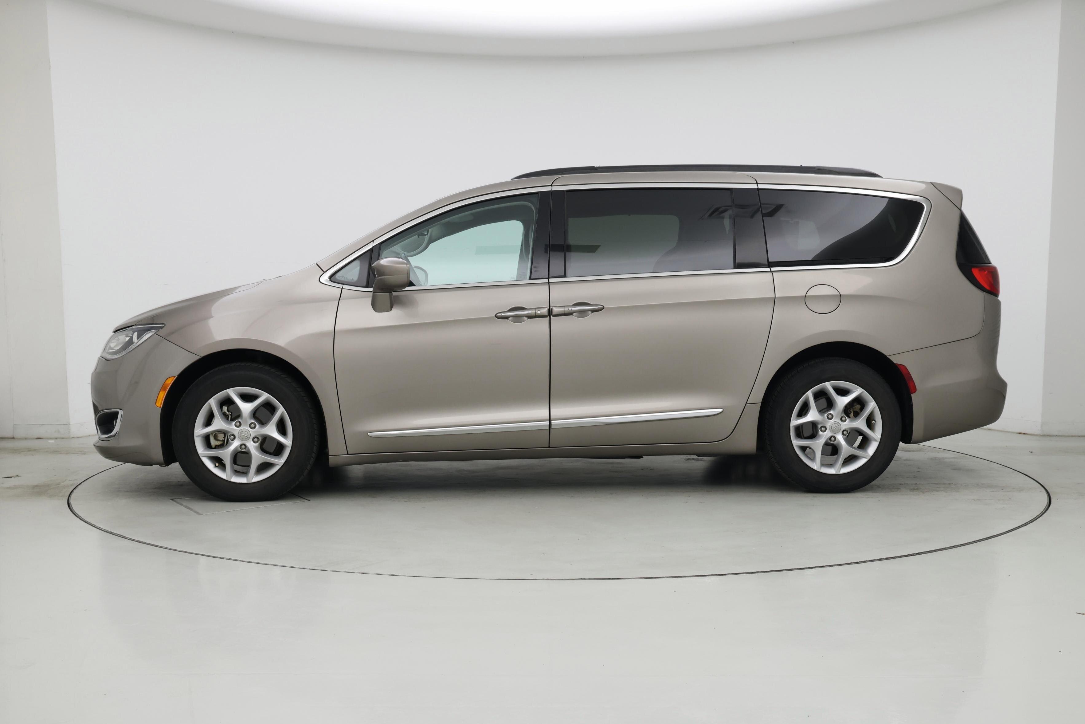 Thumbnail: 2017 Chrysler Pacifica - 3