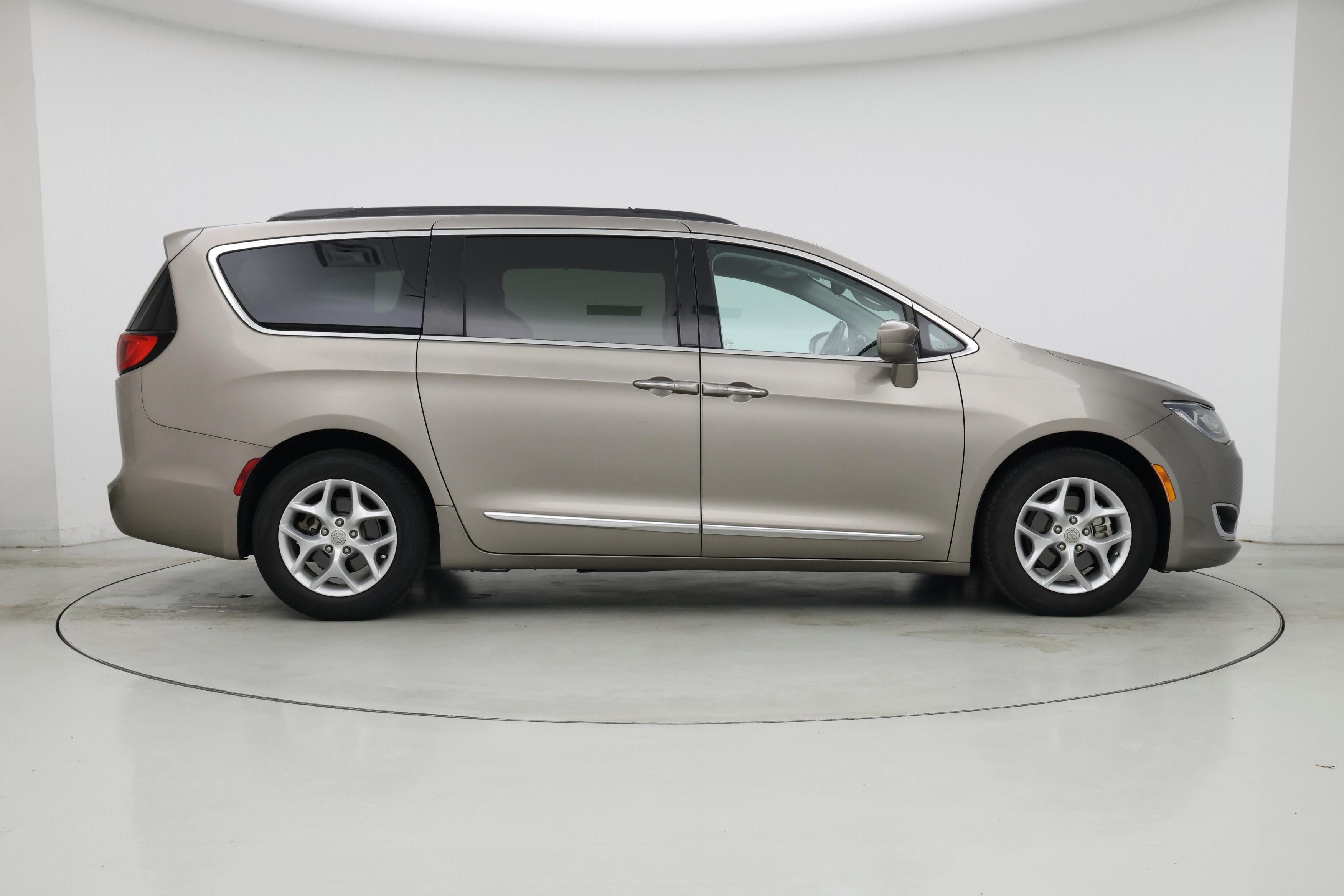 Thumbnail: 2017 Chrysler Pacifica - 7