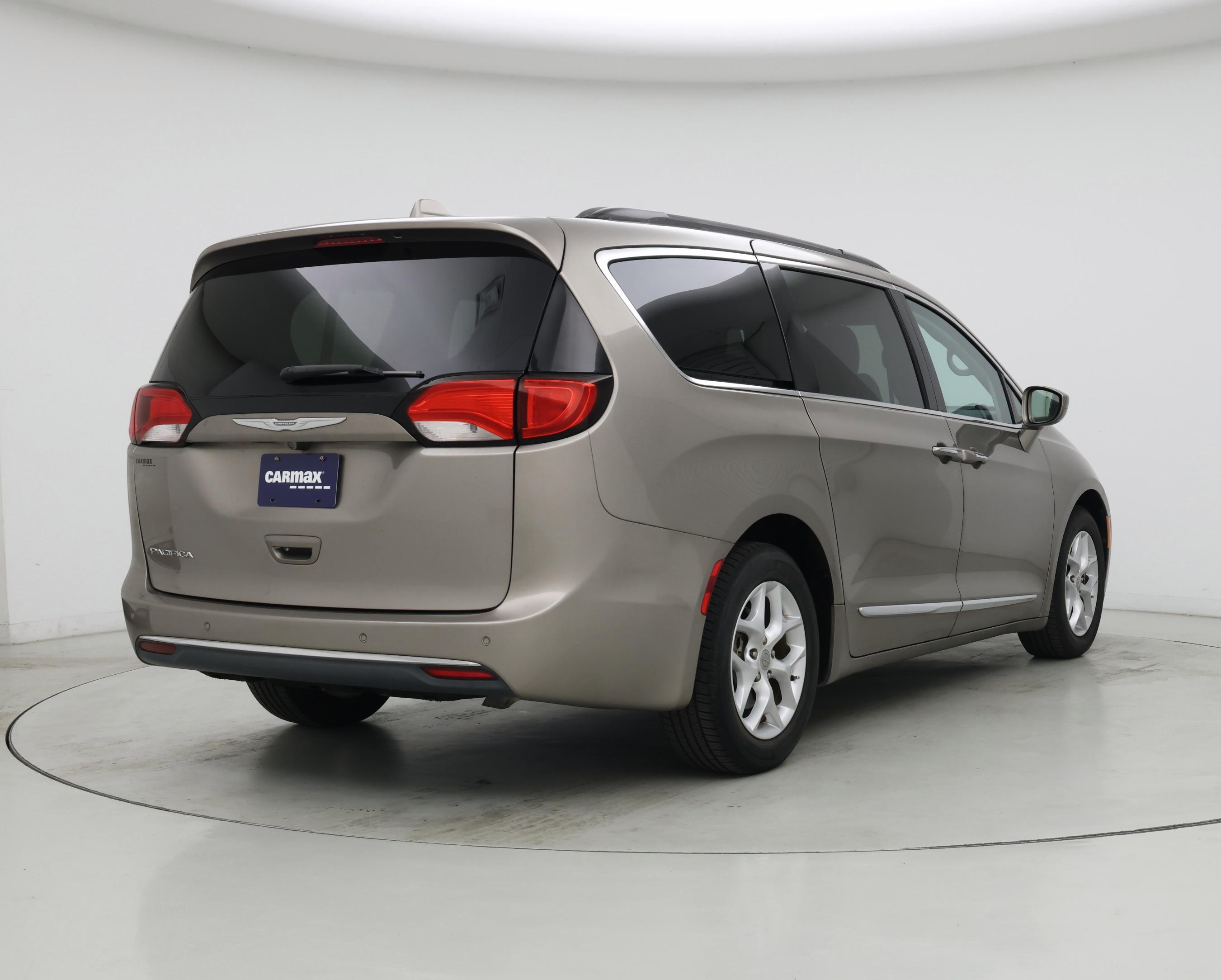 Thumbnail: 2017 Chrysler Pacifica - 8