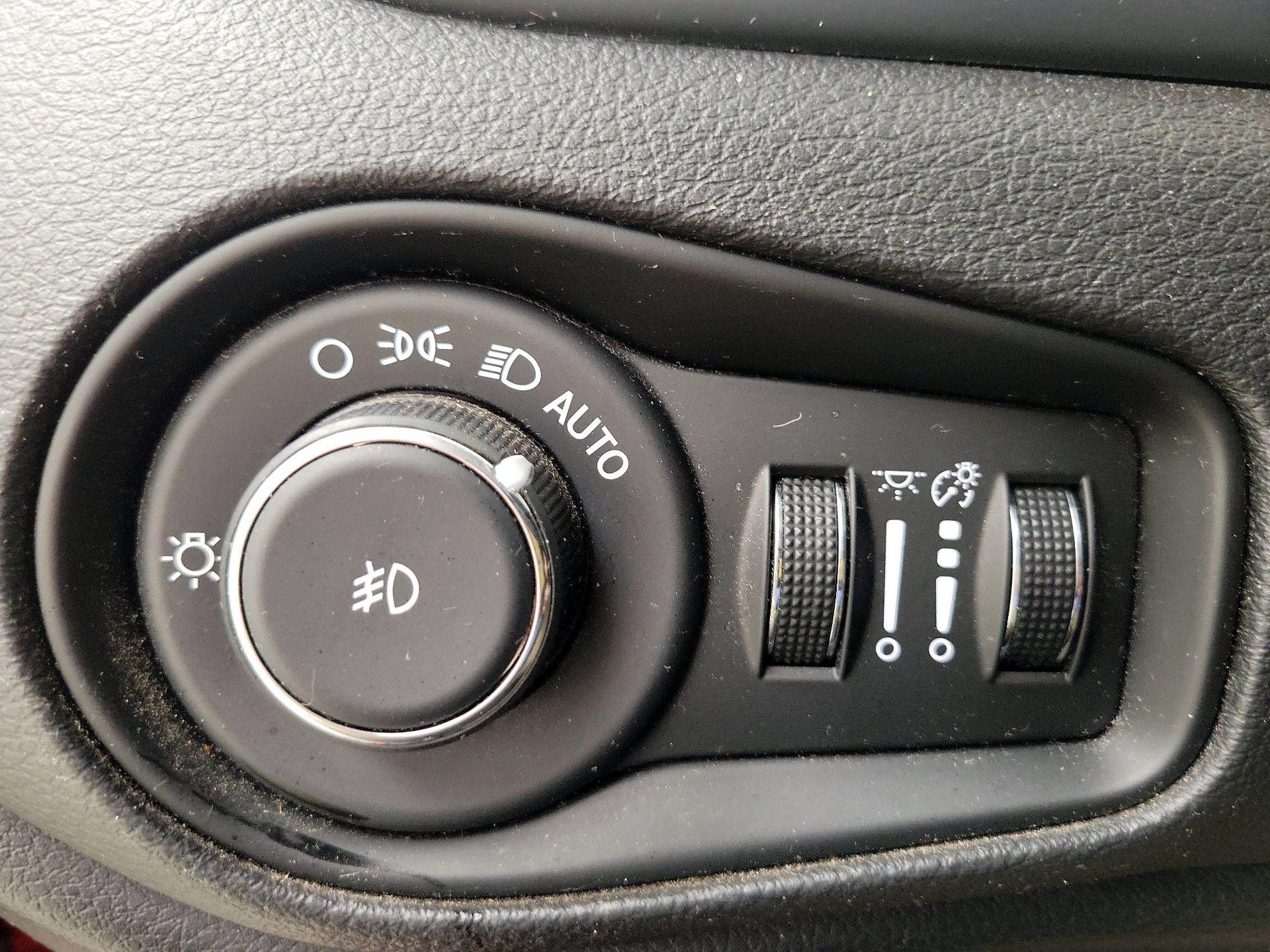 Thumbnail: 2015 Jeep Renegade - 13