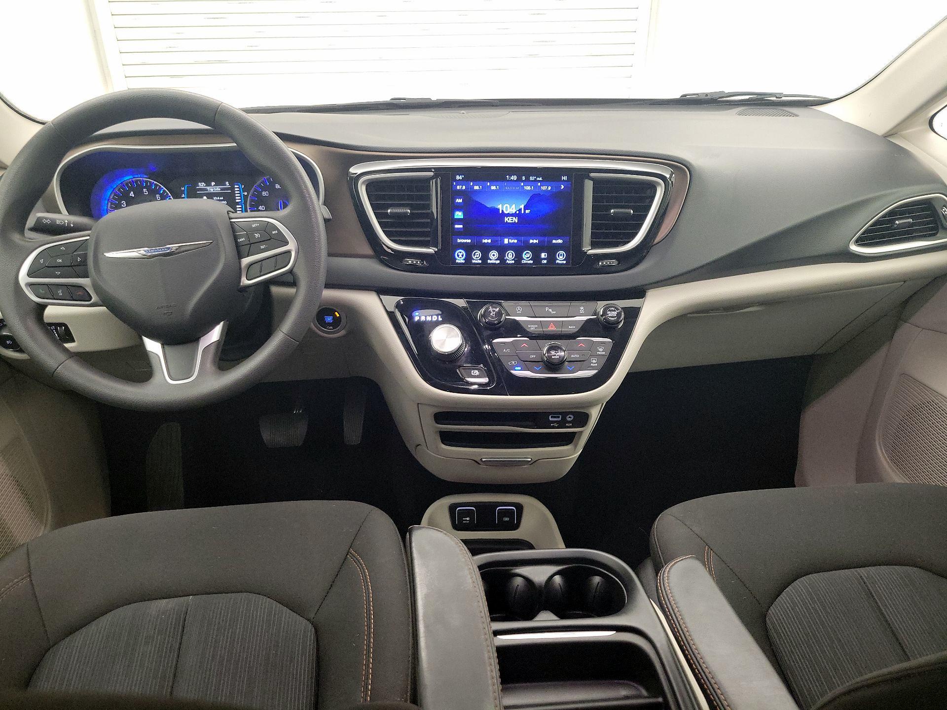 Thumbnail: 2017 Chrysler Pacifica - 9