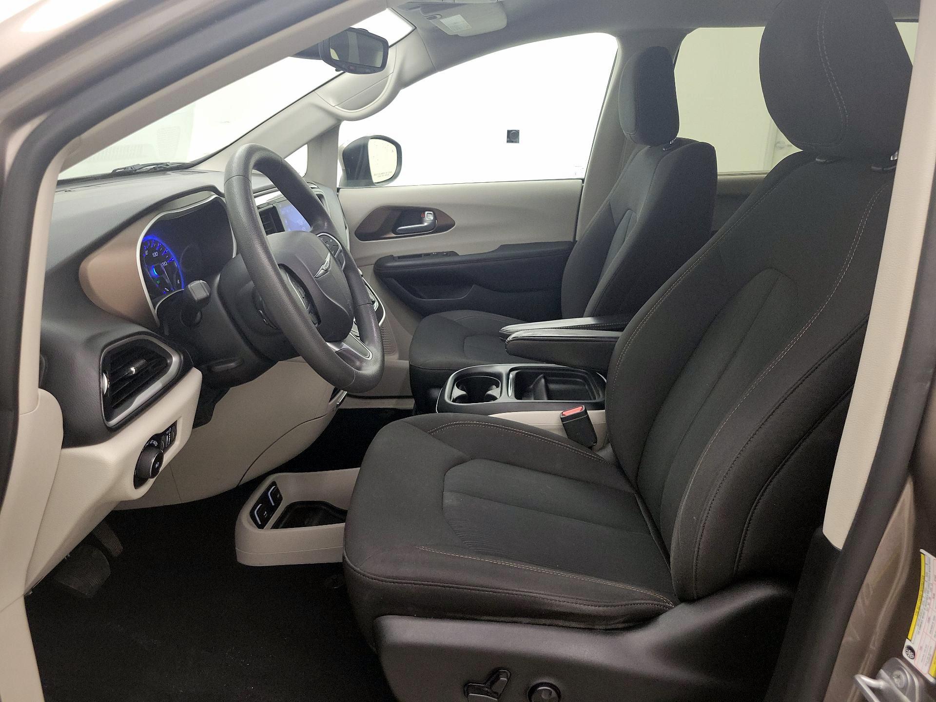 Thumbnail: 2017 Chrysler Pacifica - 11