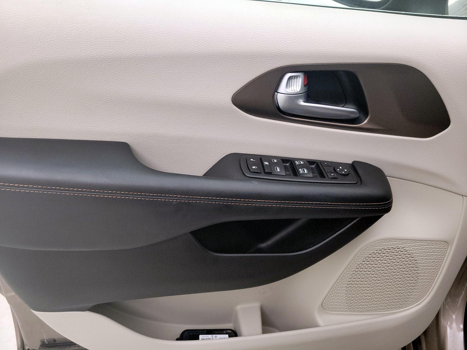 Thumbnail: 2017 Chrysler Pacifica - 12