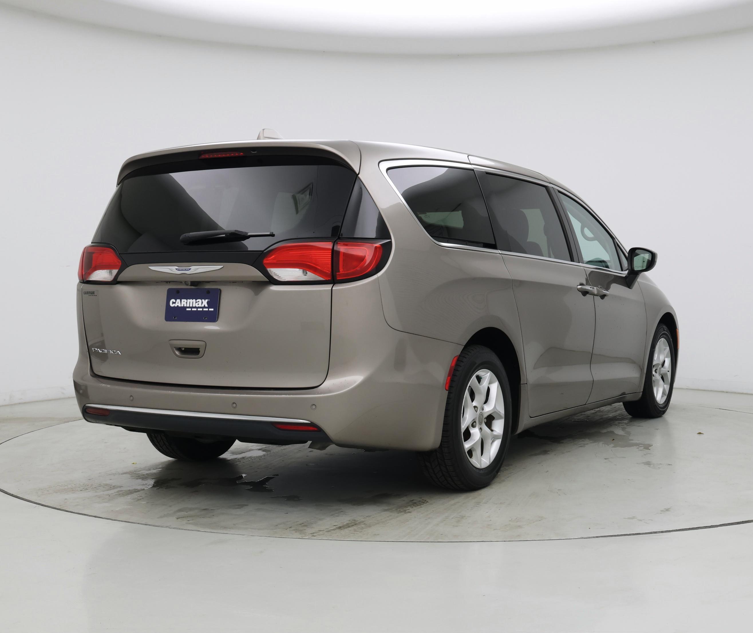 Thumbnail: 2017 Chrysler Pacifica - 8