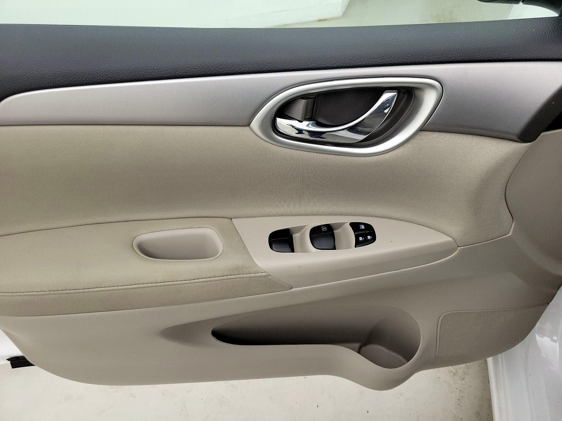 Thumbnail: 2015 Nissan Sentra - 12