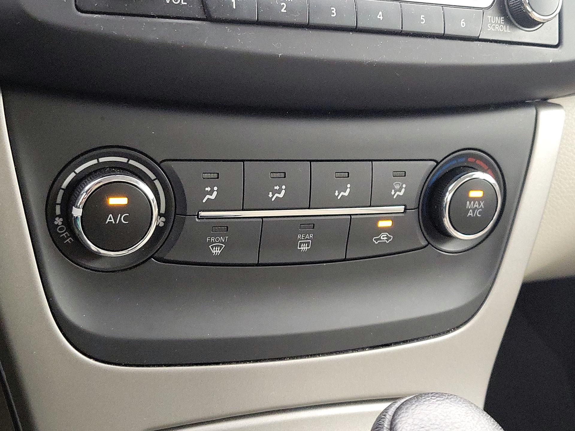 Thumbnail: 2015 Nissan Sentra - 16