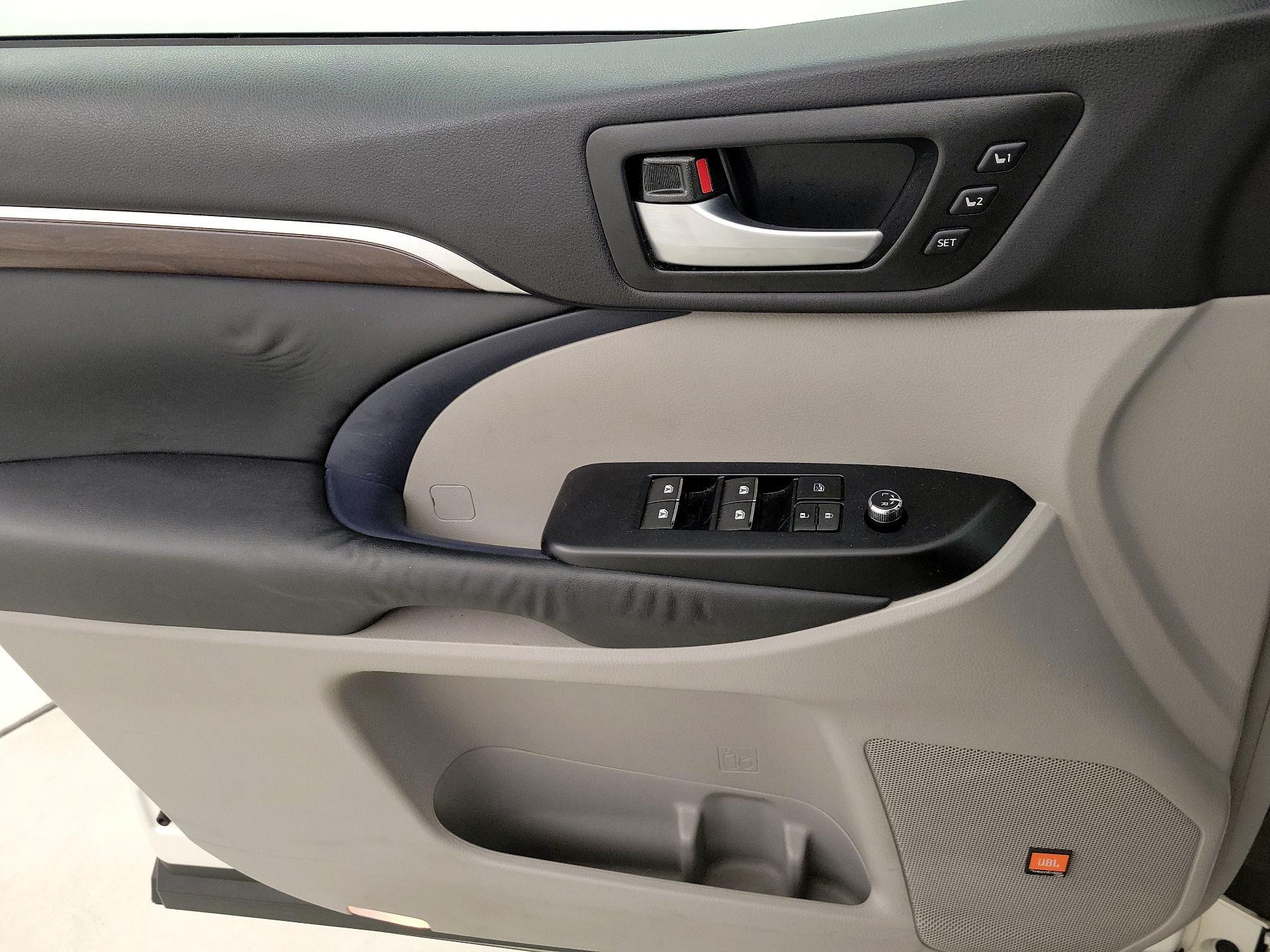 Thumbnail: 2015 Toyota Highlander - 12