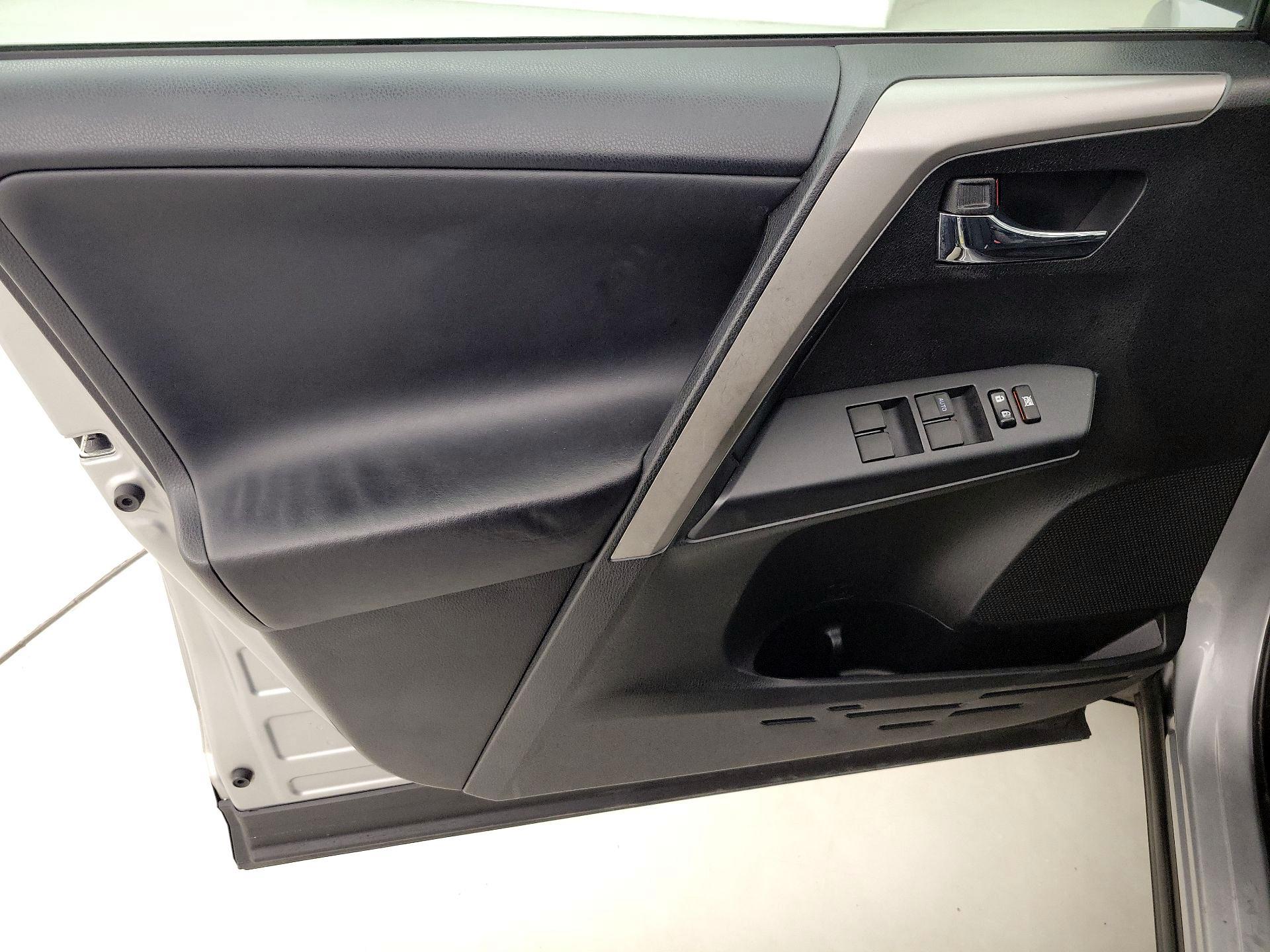 Thumbnail: 2016 Toyota RAV4 - 12