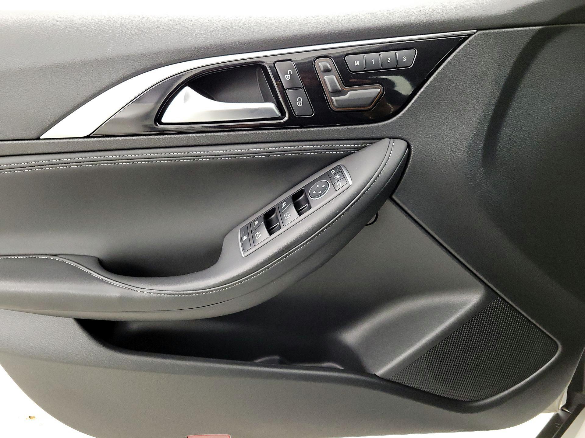 Thumbnail: 2017 INFINITI QX30 - 12