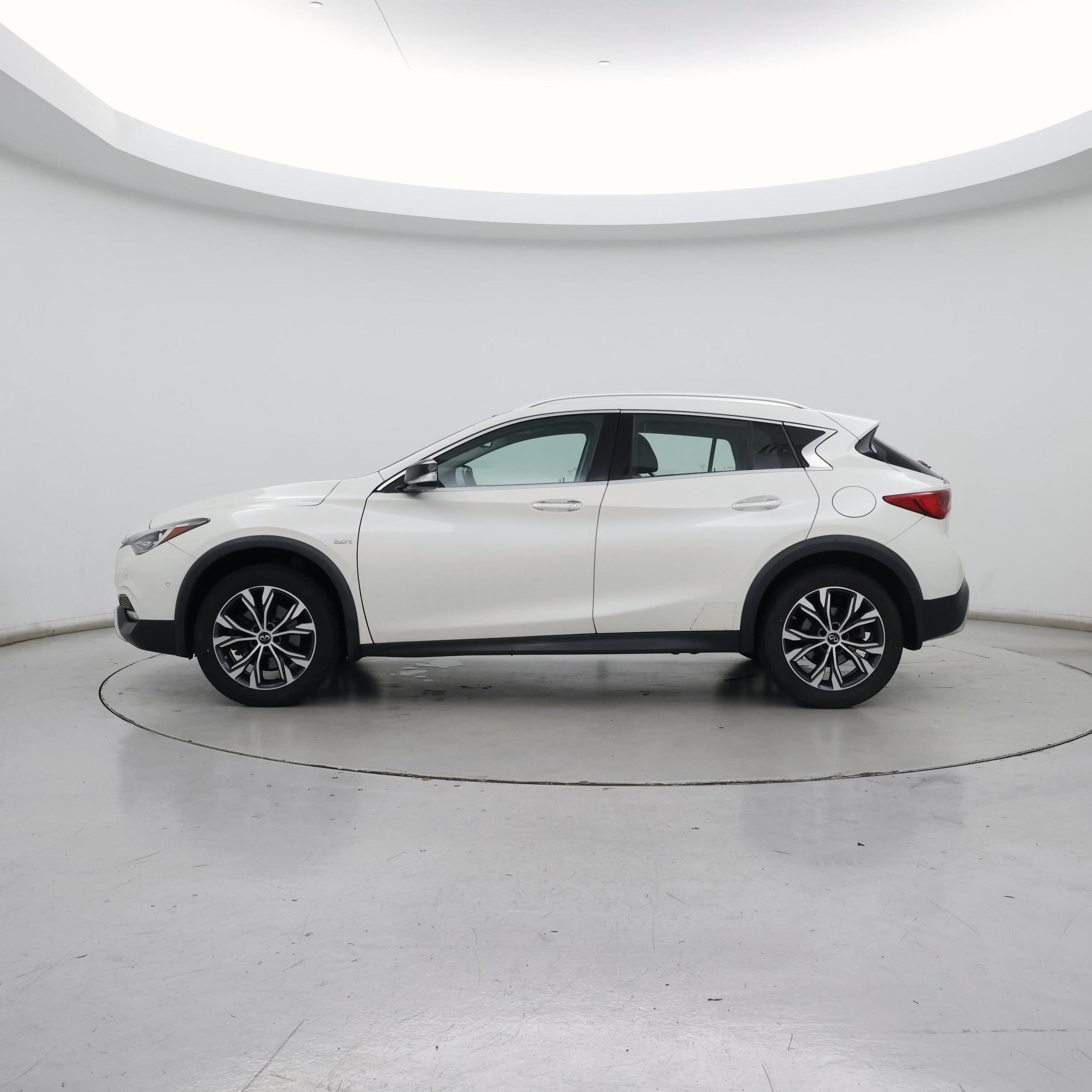 Thumbnail: 2017 INFINITI QX30 - 3