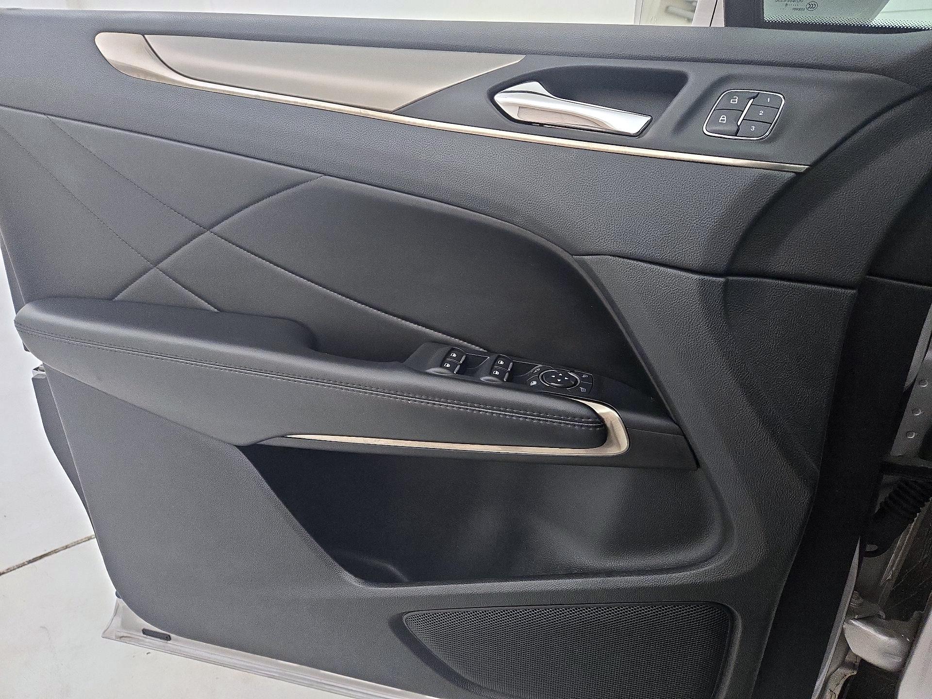 Thumbnail: 2017 Lincoln MKC - 12
