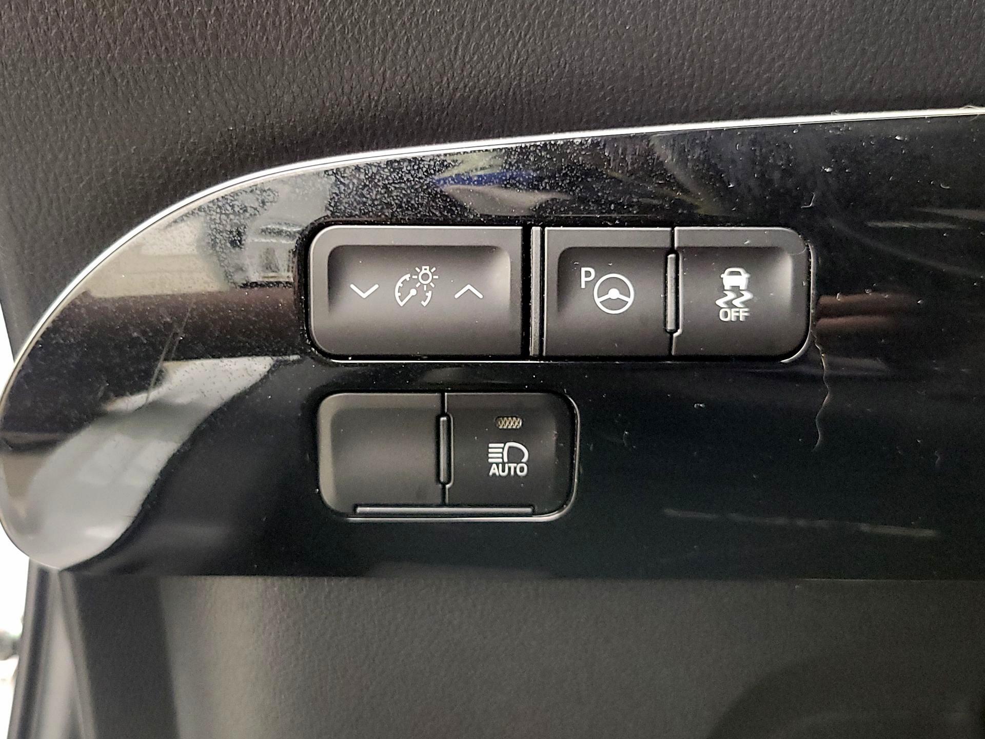 Thumbnail: 2021 Toyota Prius - 13