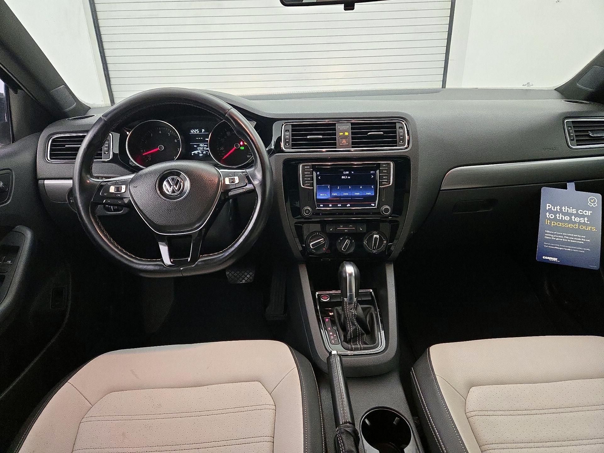 Thumbnail: 2016 Volkswagen Jetta - 9