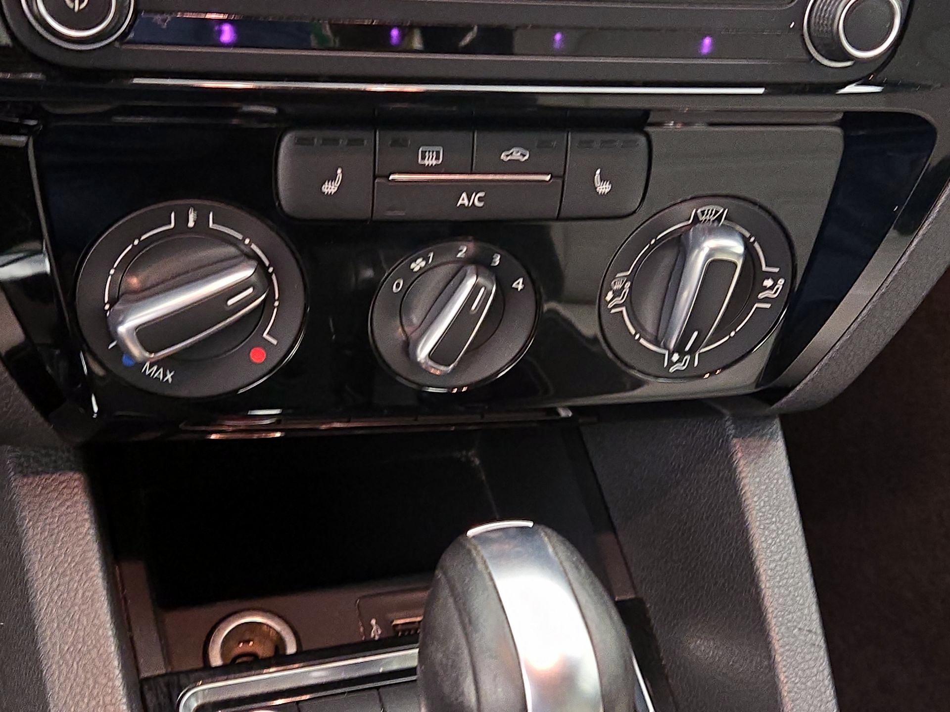 Thumbnail: 2016 Volkswagen Jetta - 16