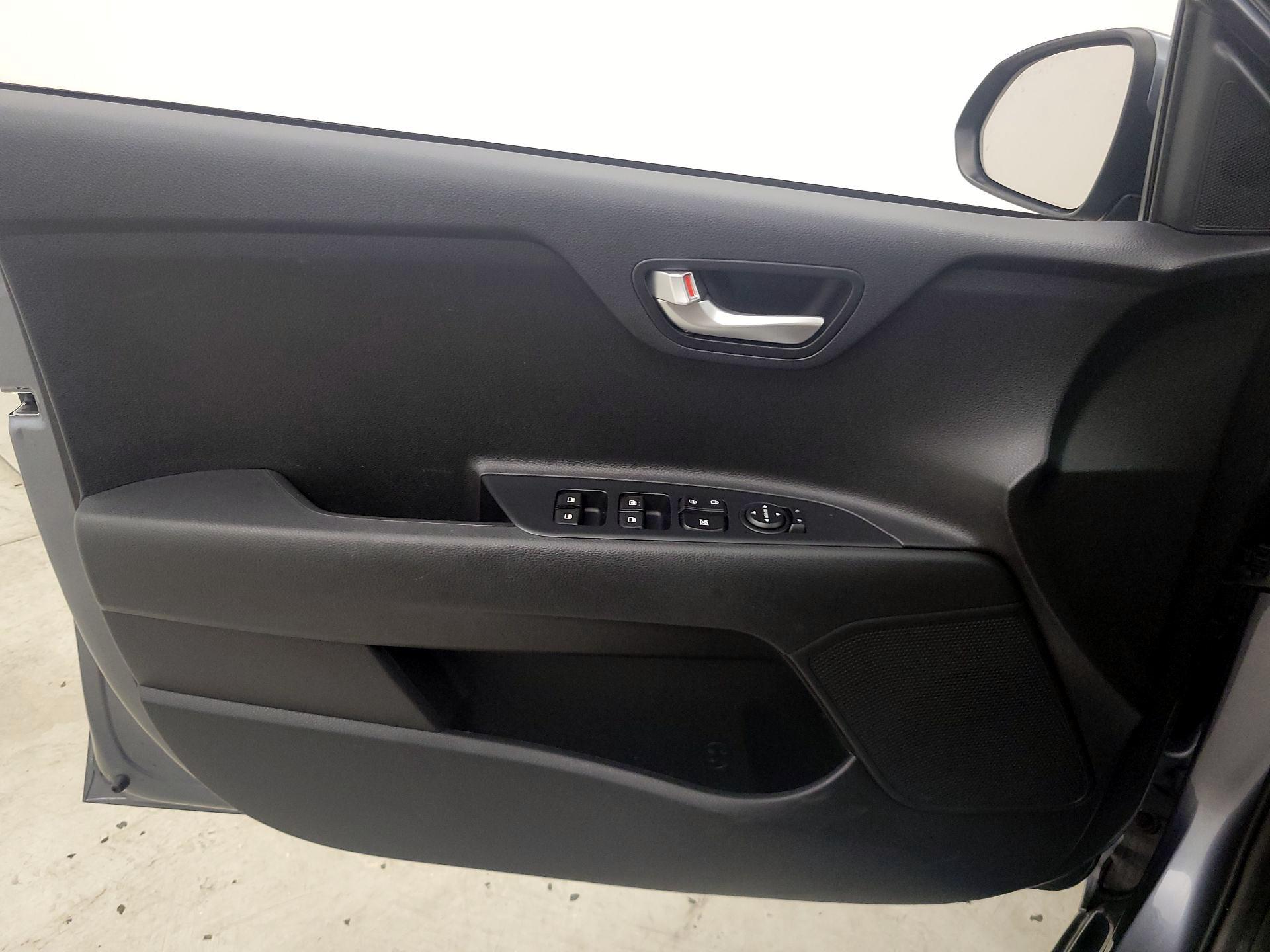 Thumbnail: 2020 Kia Rio - 12