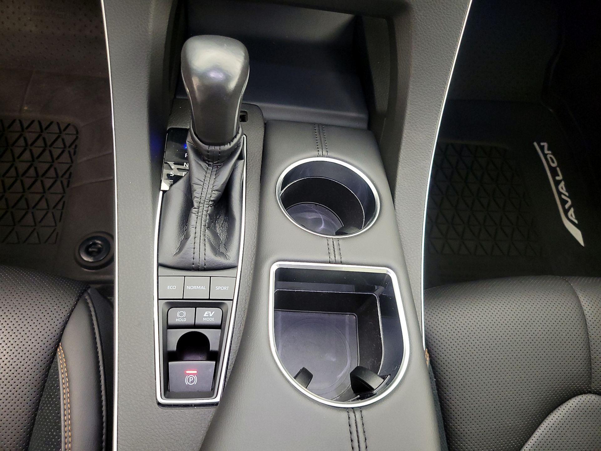 Thumbnail: 2020 Toyota Avalon - 18