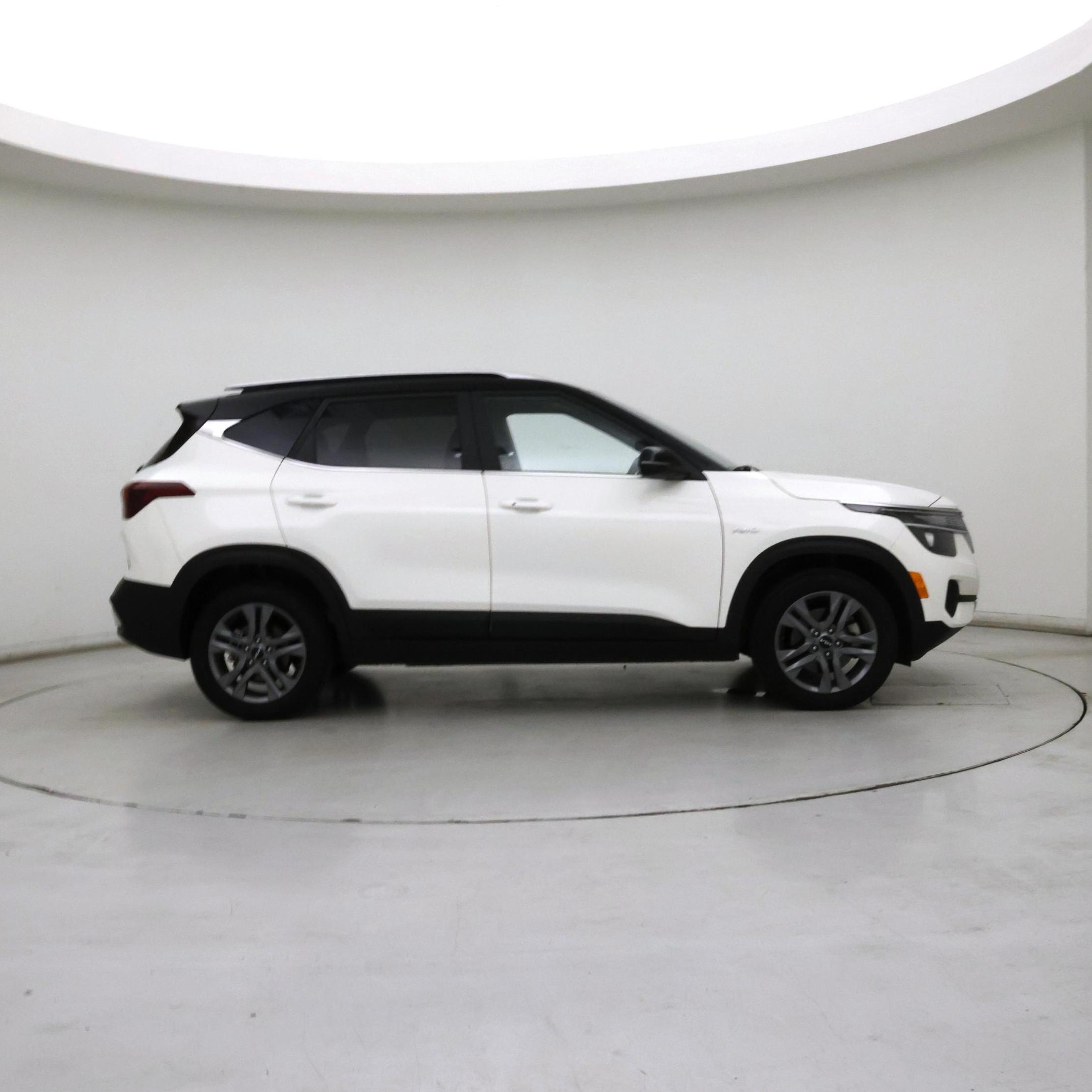 Thumbnail: 2023 Kia Seltos - 7