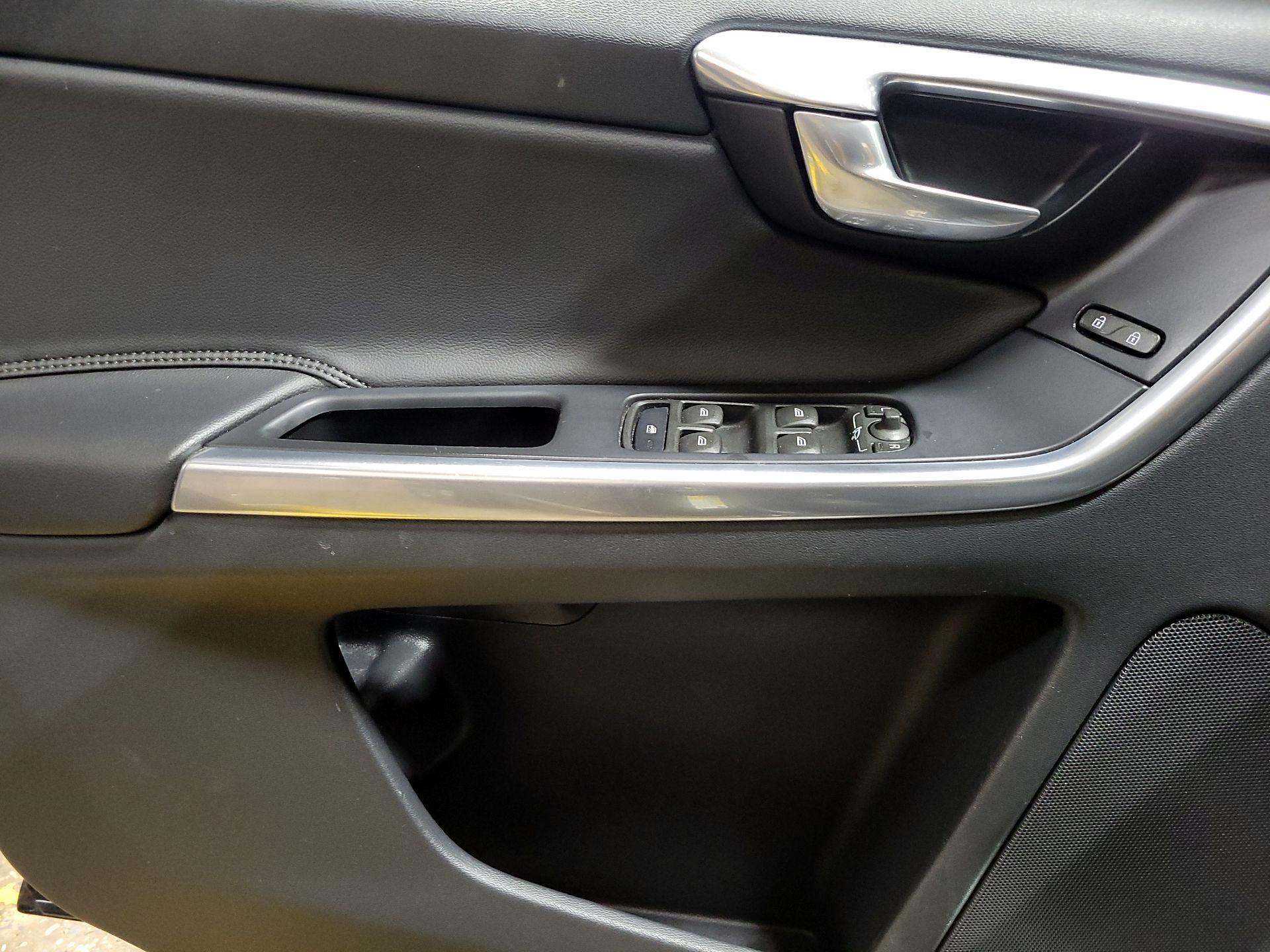 Thumbnail: 2015 Volvo XC60 - 12