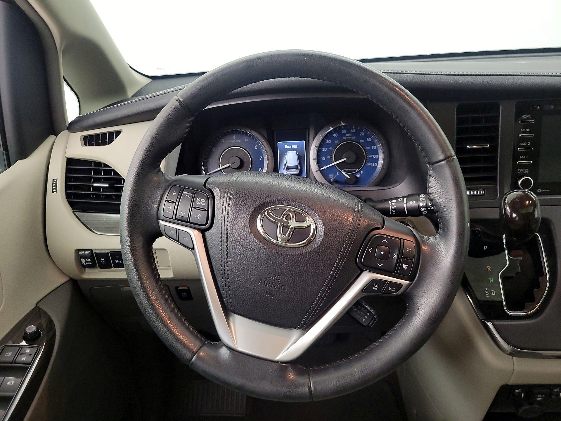 Thumbnail: 2018 Toyota Sienna - 10