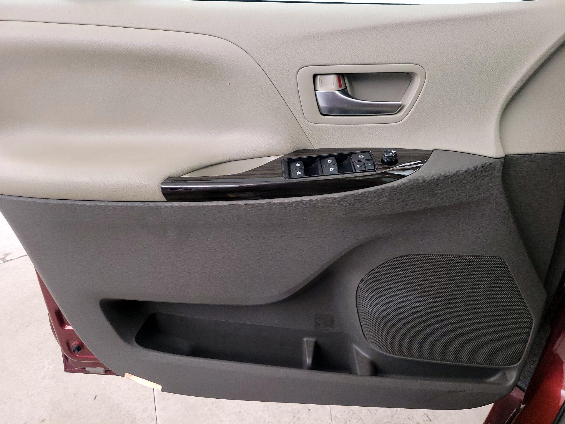 Thumbnail: 2018 Toyota Sienna - 12