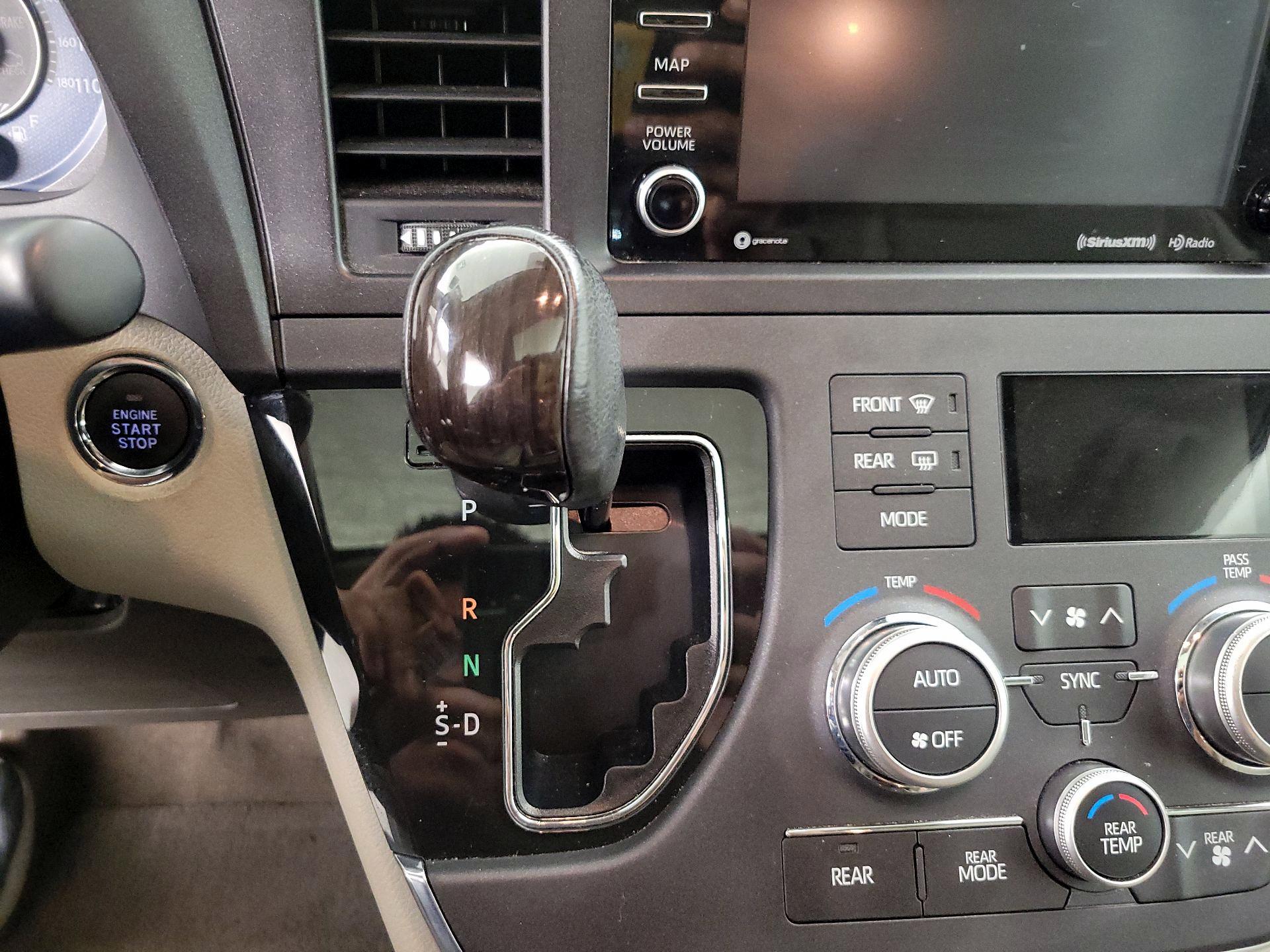 Thumbnail: 2018 Toyota Sienna - 18