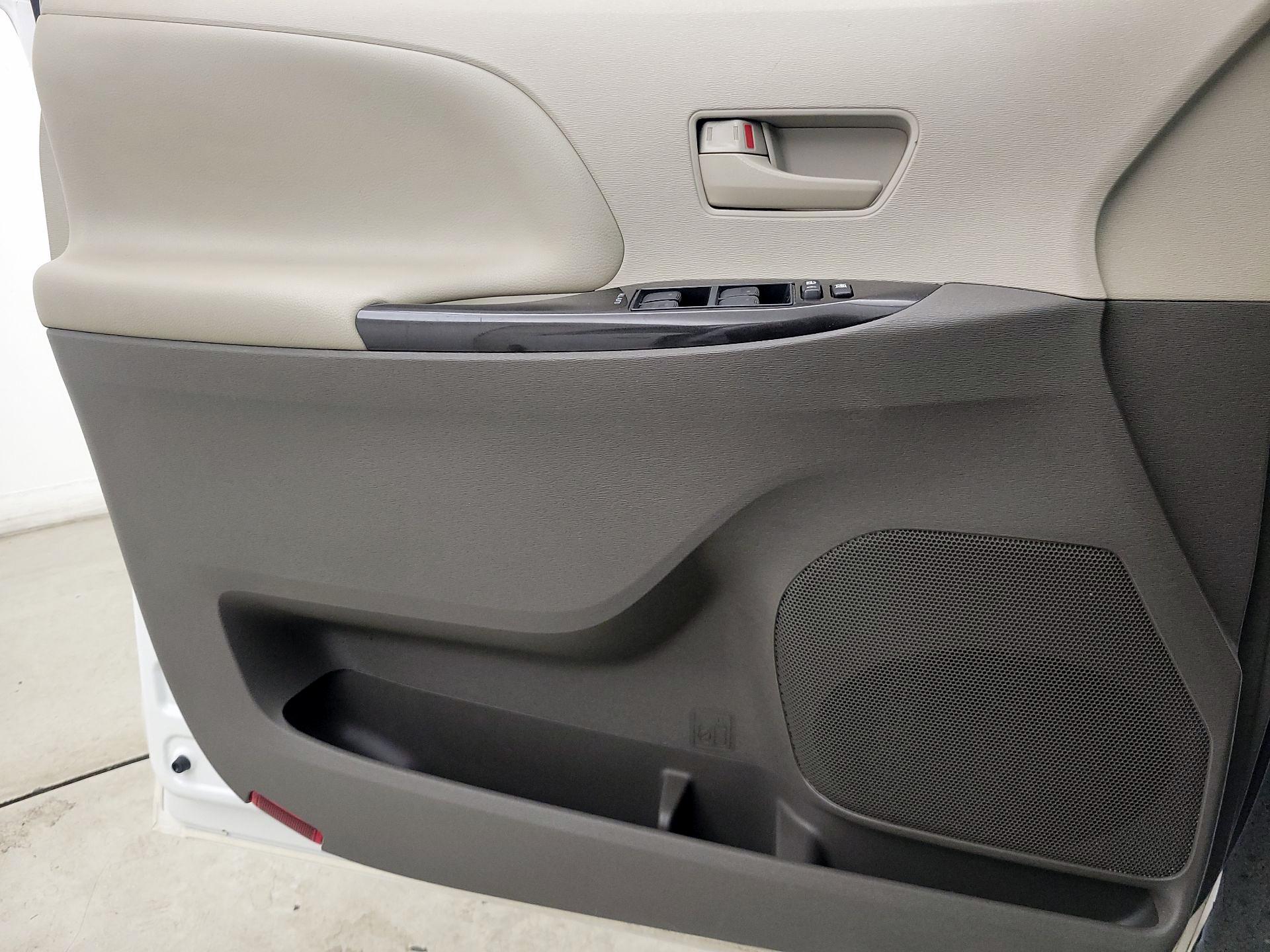 Thumbnail: 2014 Toyota Sienna - 12