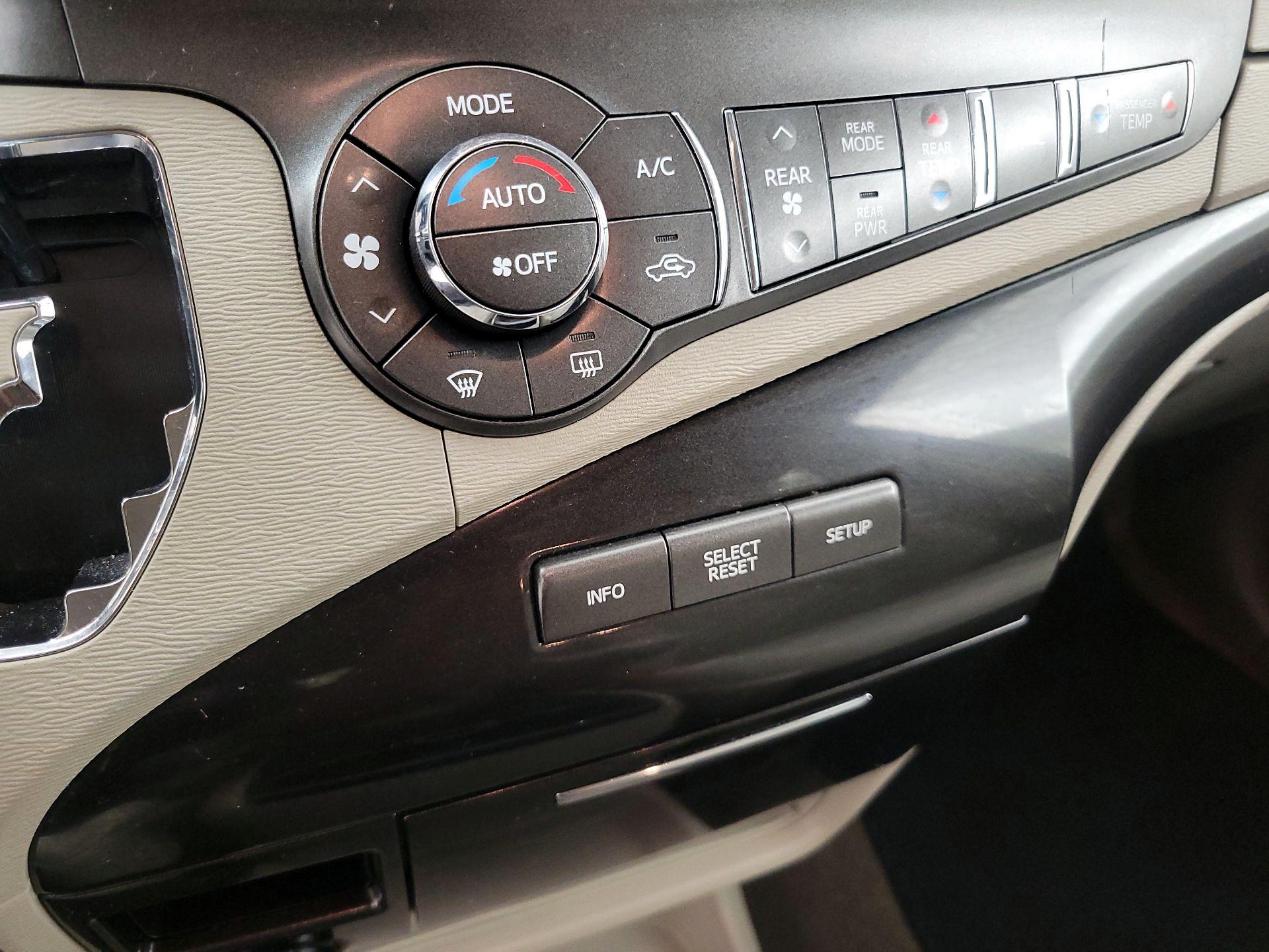 Thumbnail: 2014 Toyota Sienna - 16