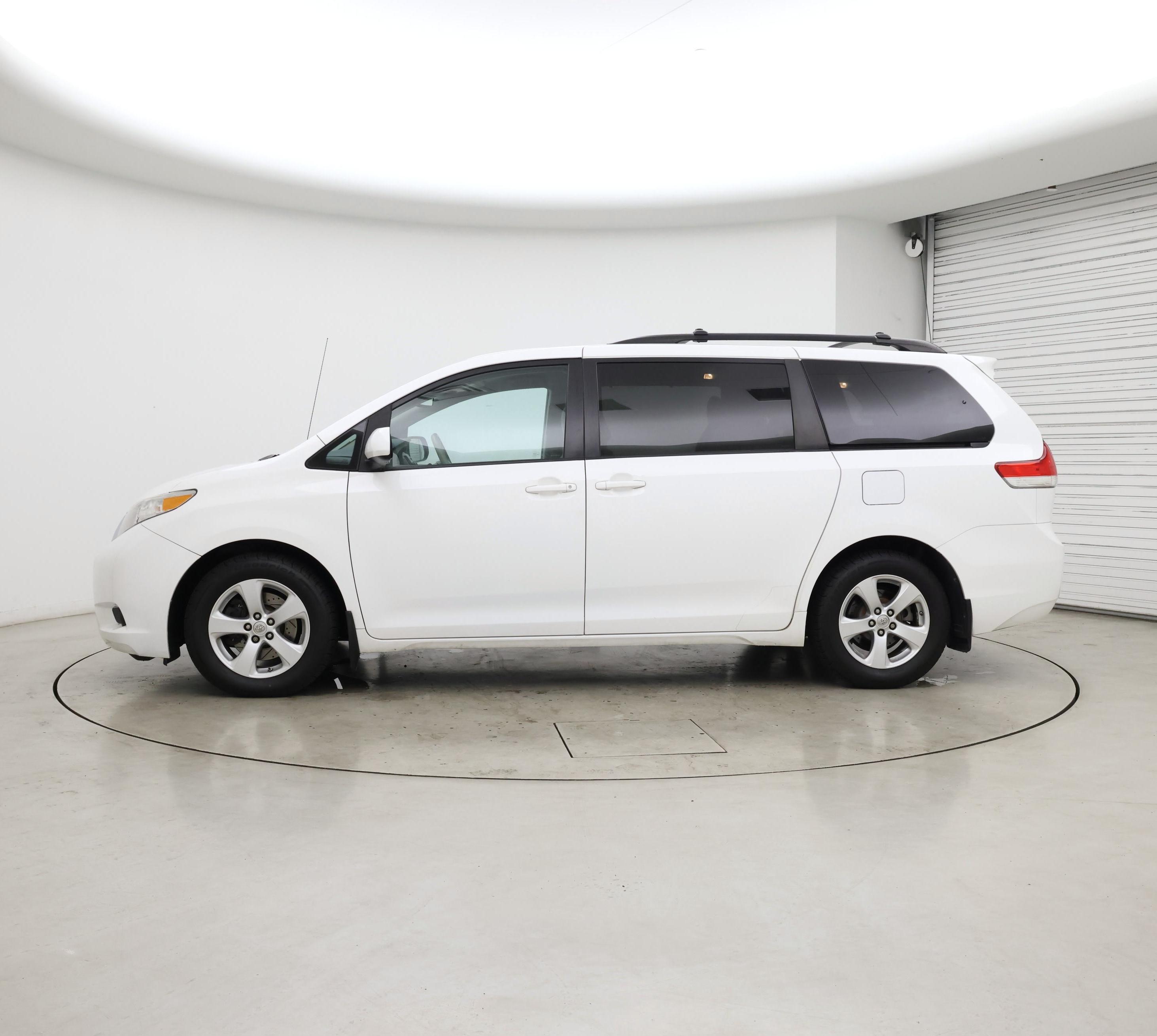 Thumbnail: 2014 Toyota Sienna - 3