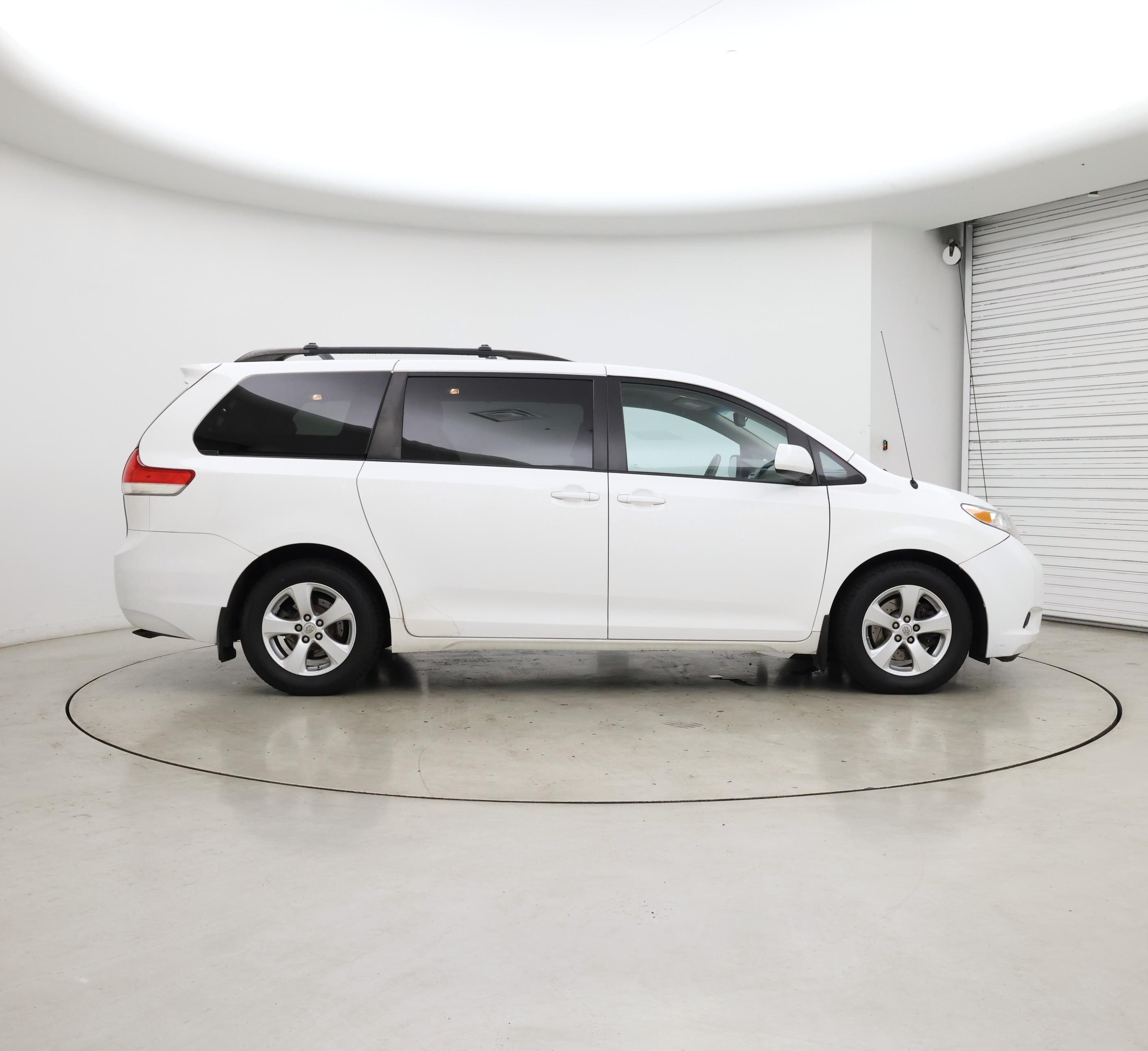 Thumbnail: 2014 Toyota Sienna - 7