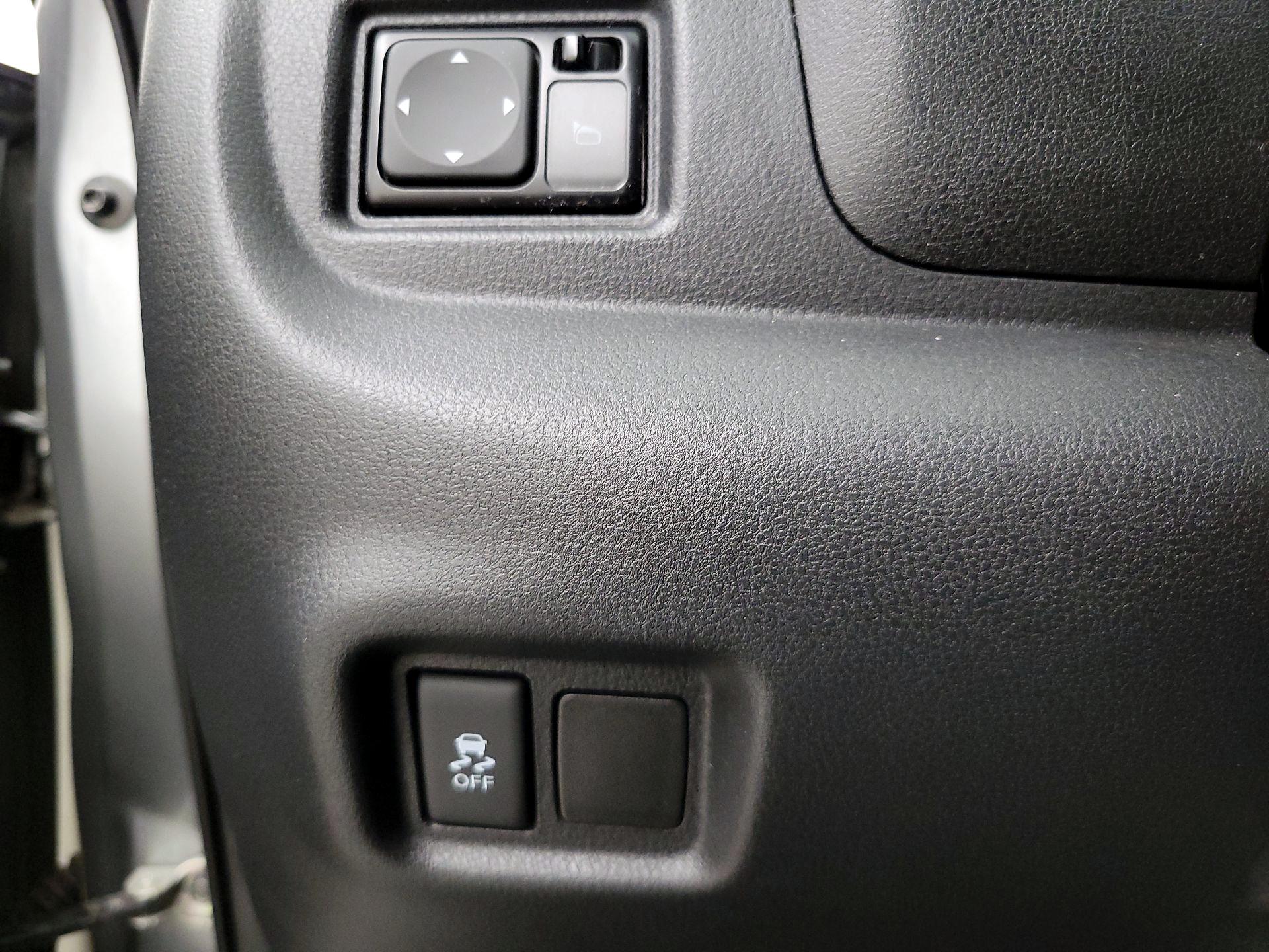 Thumbnail: 2015 Nissan Versa Note - 13