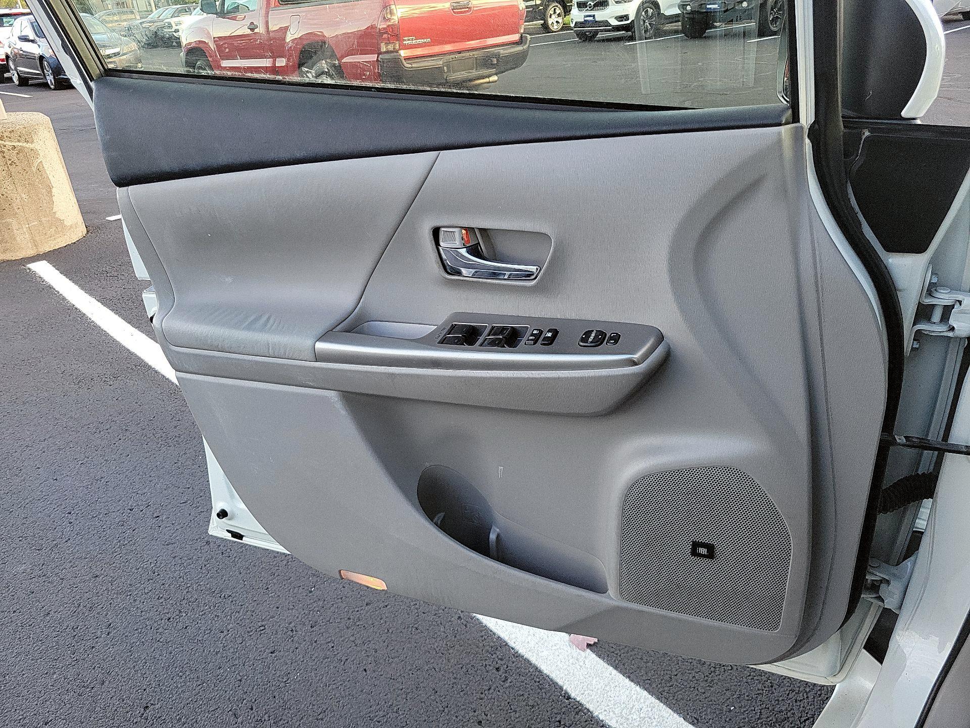 Thumbnail: 2017 Toyota Prius v - 10