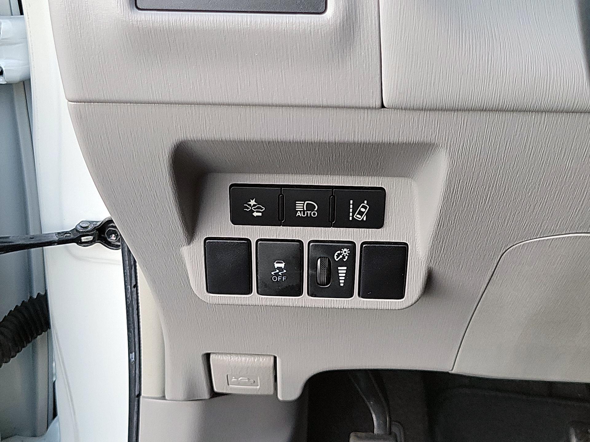 Thumbnail: 2017 Toyota Prius v - 11