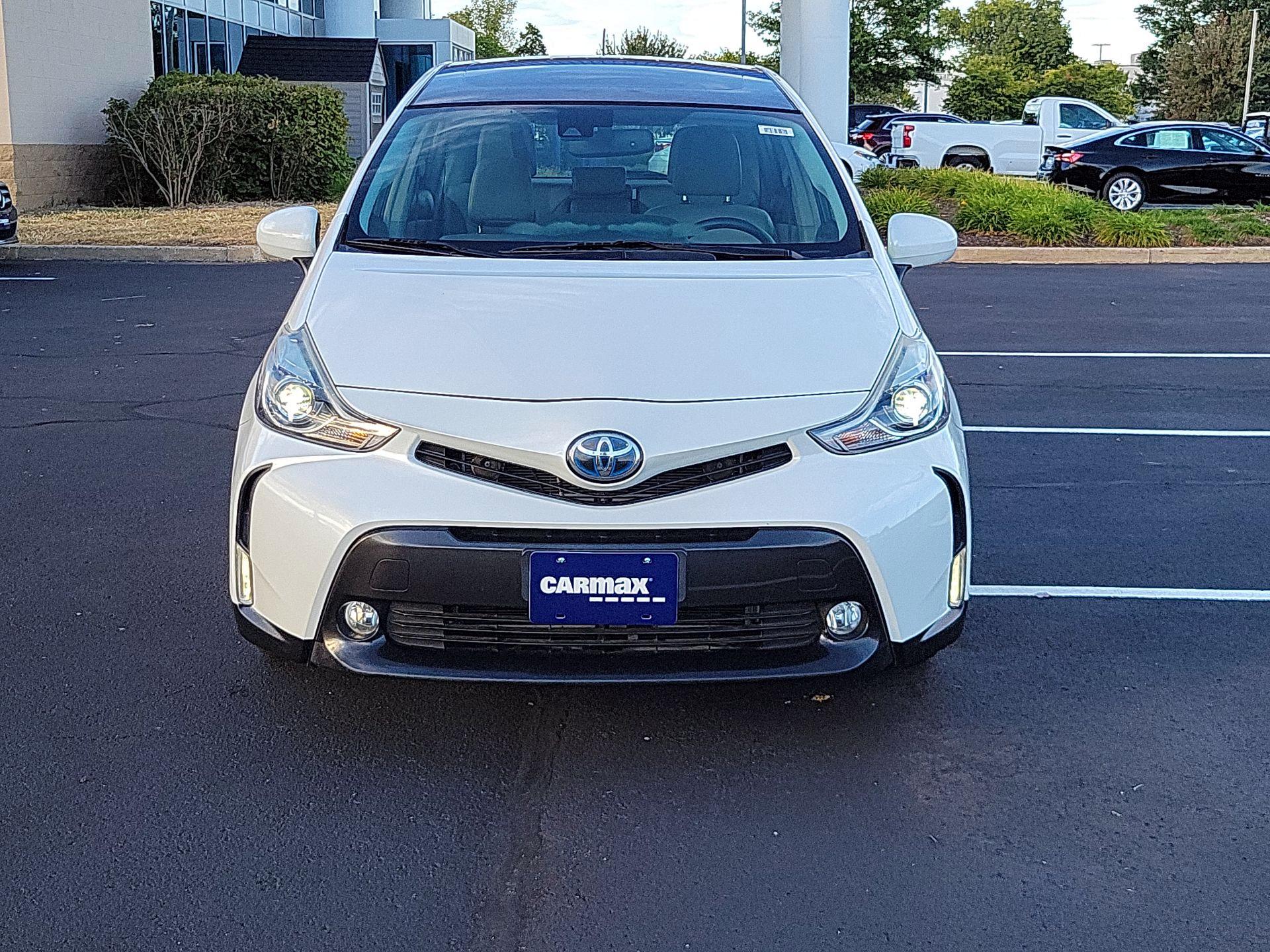 Thumbnail: 2017 Toyota Prius v - 2