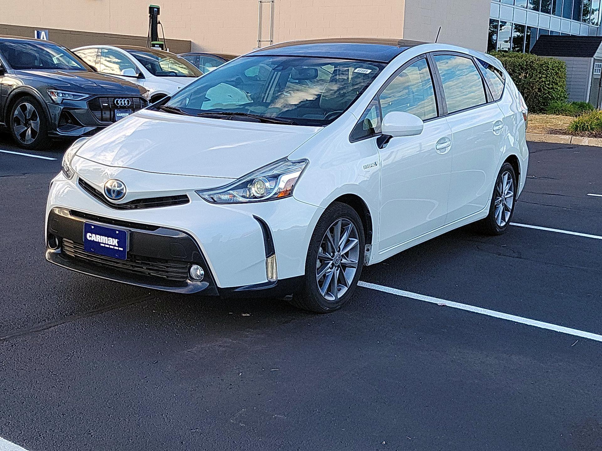 Thumbnail: 2017 Toyota Prius v - 3