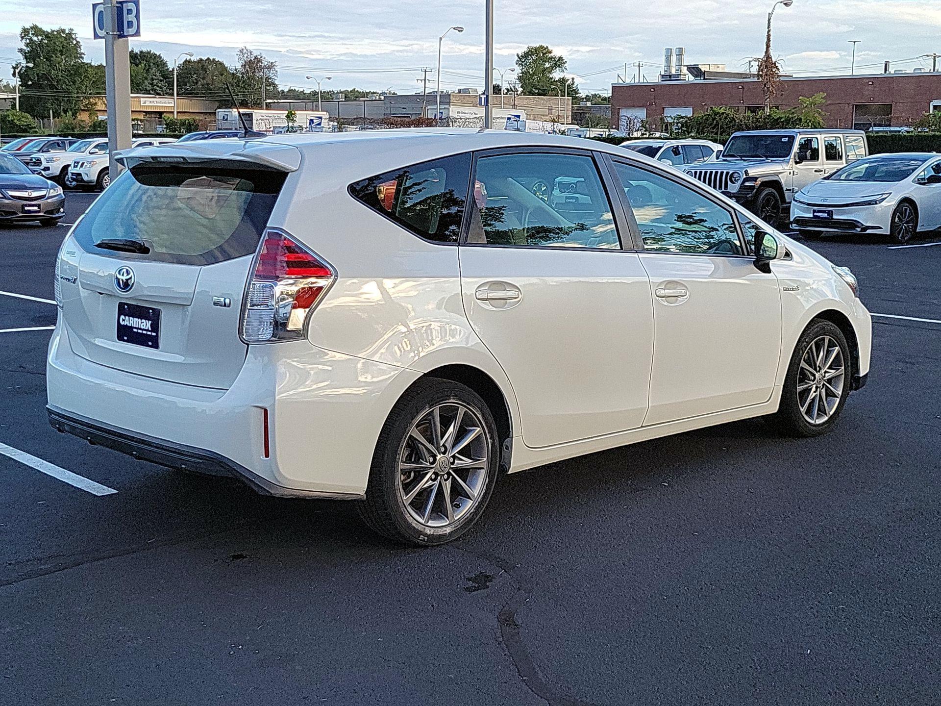 Thumbnail: 2017 Toyota Prius v - 5