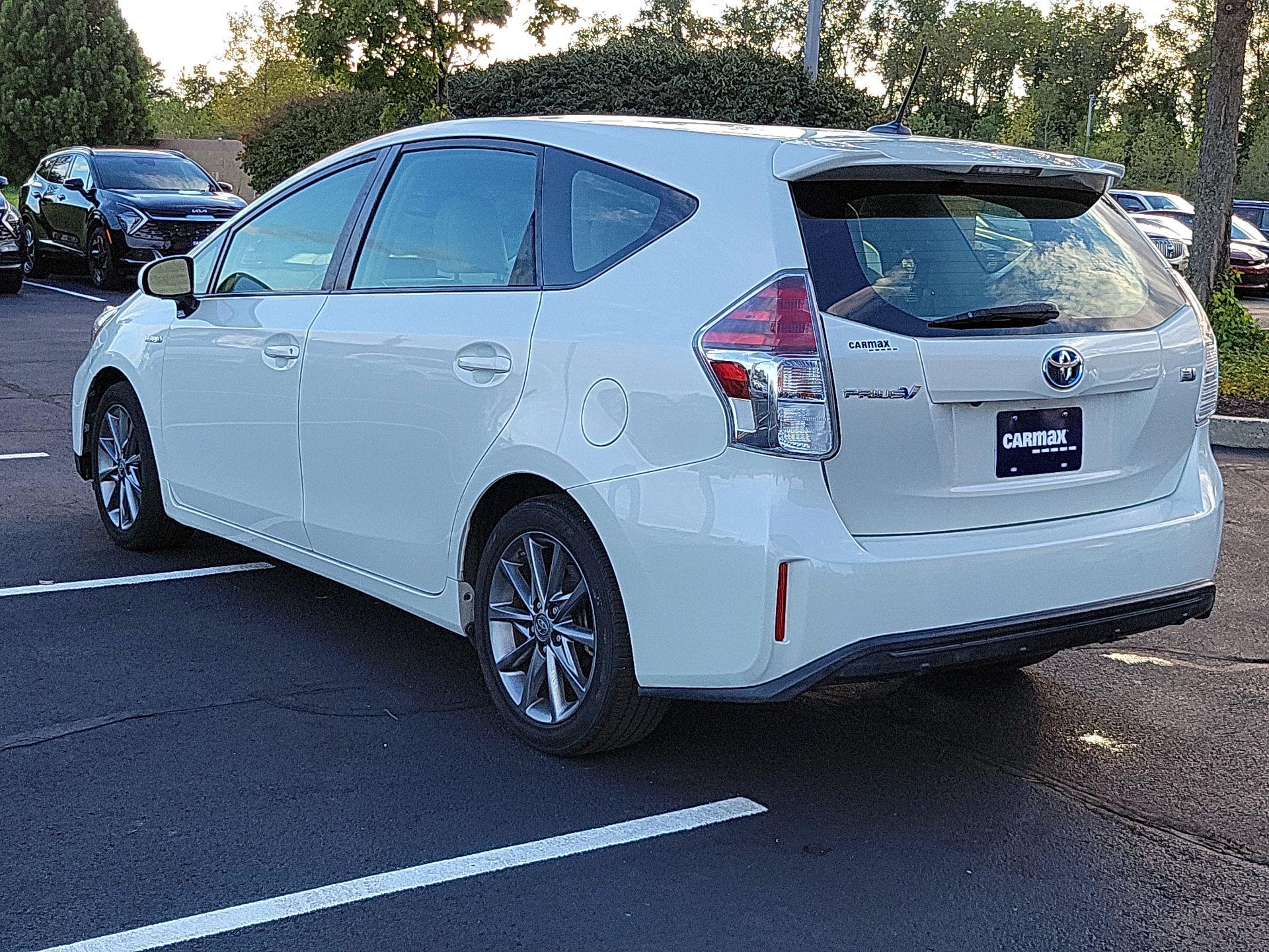 Thumbnail: 2017 Toyota Prius v - 7
