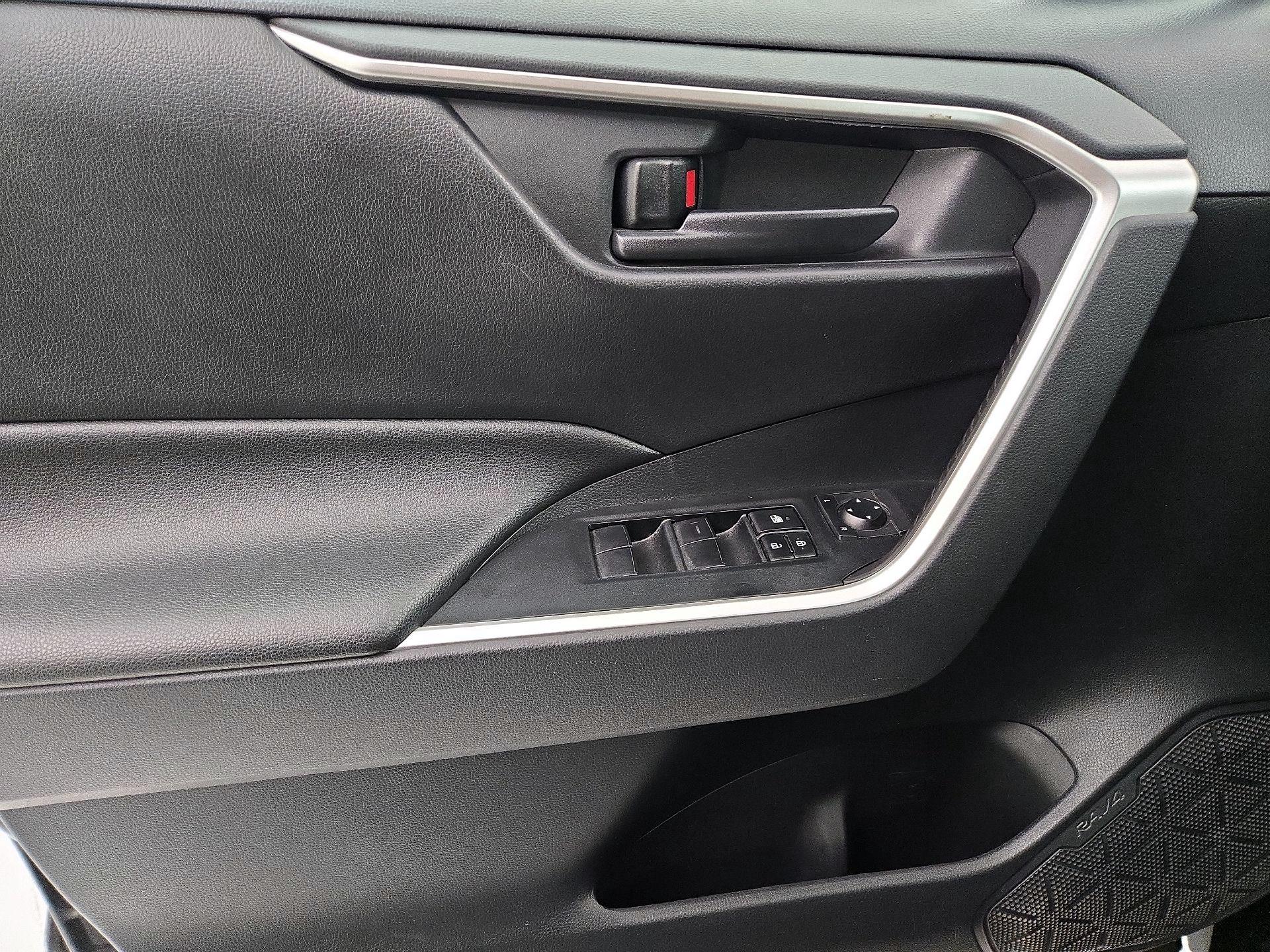 Thumbnail: 2019 Toyota RAV4 - 12