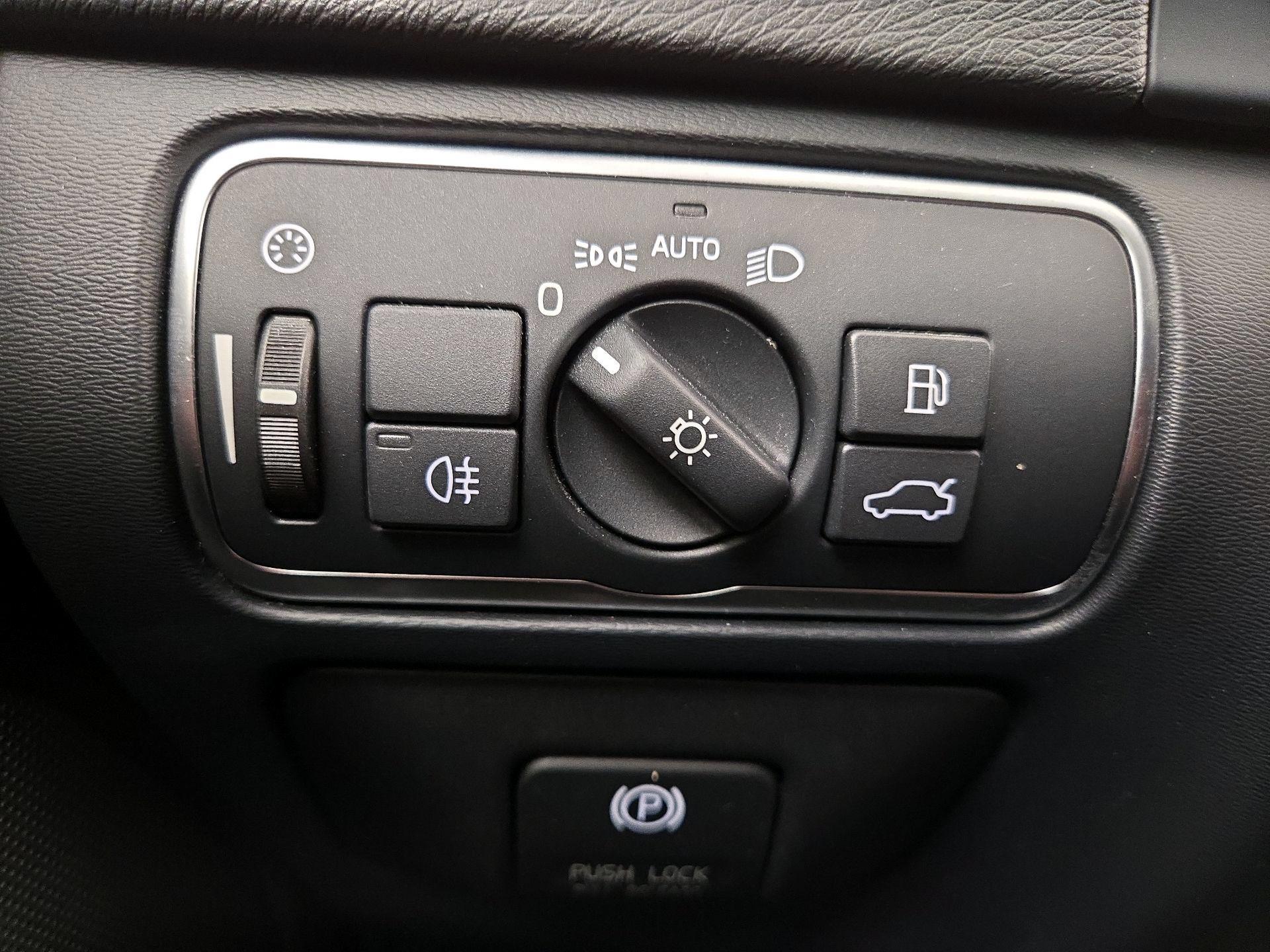 Thumbnail: 2015 Volvo V60 - 13